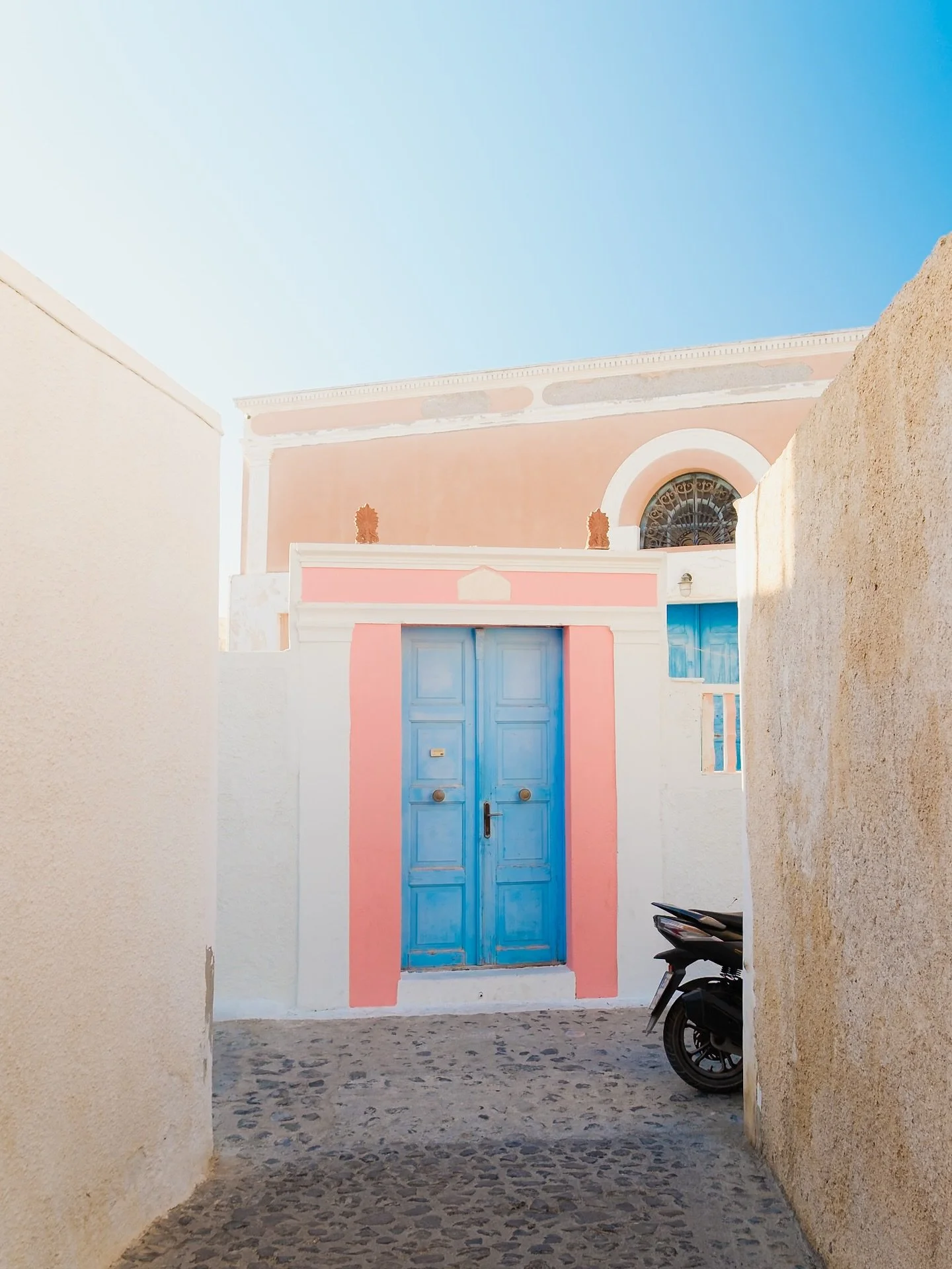 SANTORINI 

Such a beautiful part of the world, could have spent so much more time around these Greek Islands 🇬🇷
#fuji #fujifilm #greece #travel #location #destination #santorini