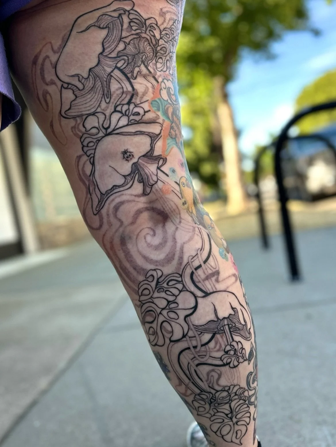 Nausicaä Toxic Shroomies
~
First session on this Nausicaä inspired mushroom gap filler…
Very spur of the moment decision to go this big and I couldn’t be more happy with it!
Also, swipe to see the first Ghibli piece we starte