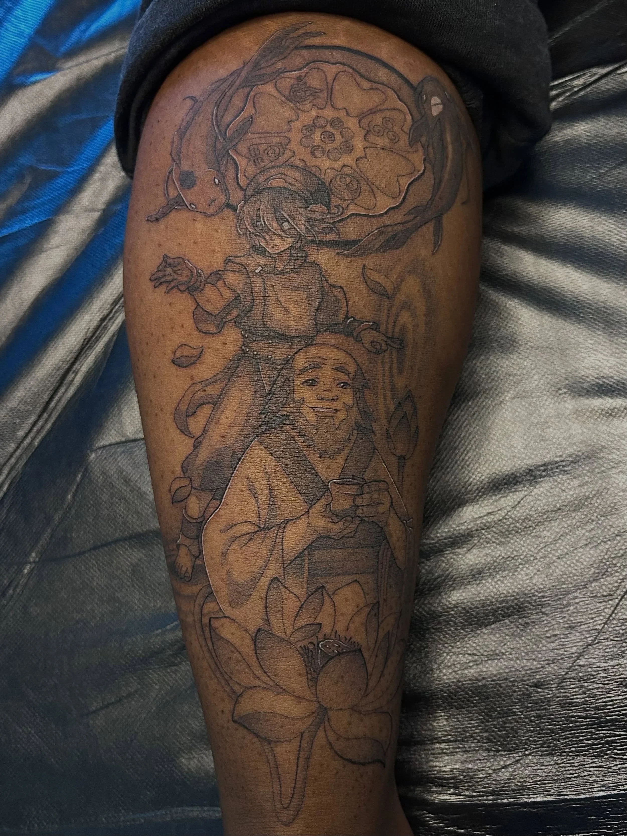 Tea for two 🍵 
~
I was so stoked to do this piece!! Thank you Deja for the trust and wonderful conversations🫶🏽✨🌈

&bull;
&bull;
&bull;
#avatartattoo #iroh #toph