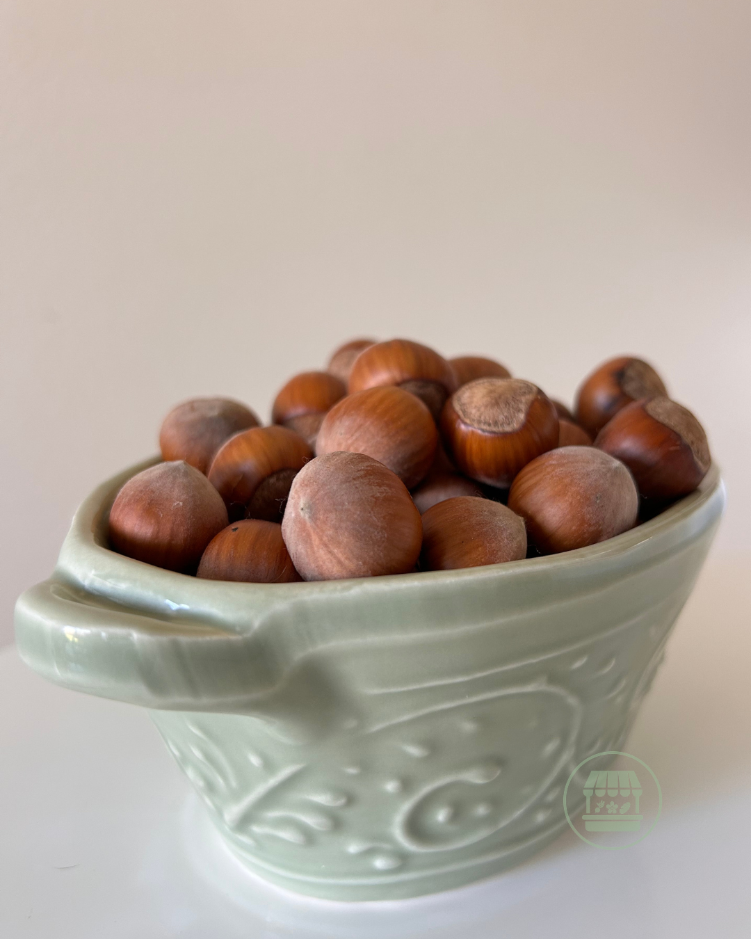 raw hazelnuts in shell.png