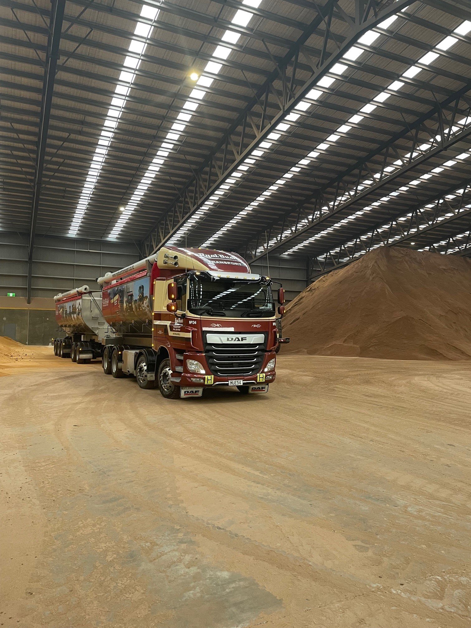 Stockfood Delivery Southland. Stockfeed Delivery Southland. Auger Southland. Silo Southland