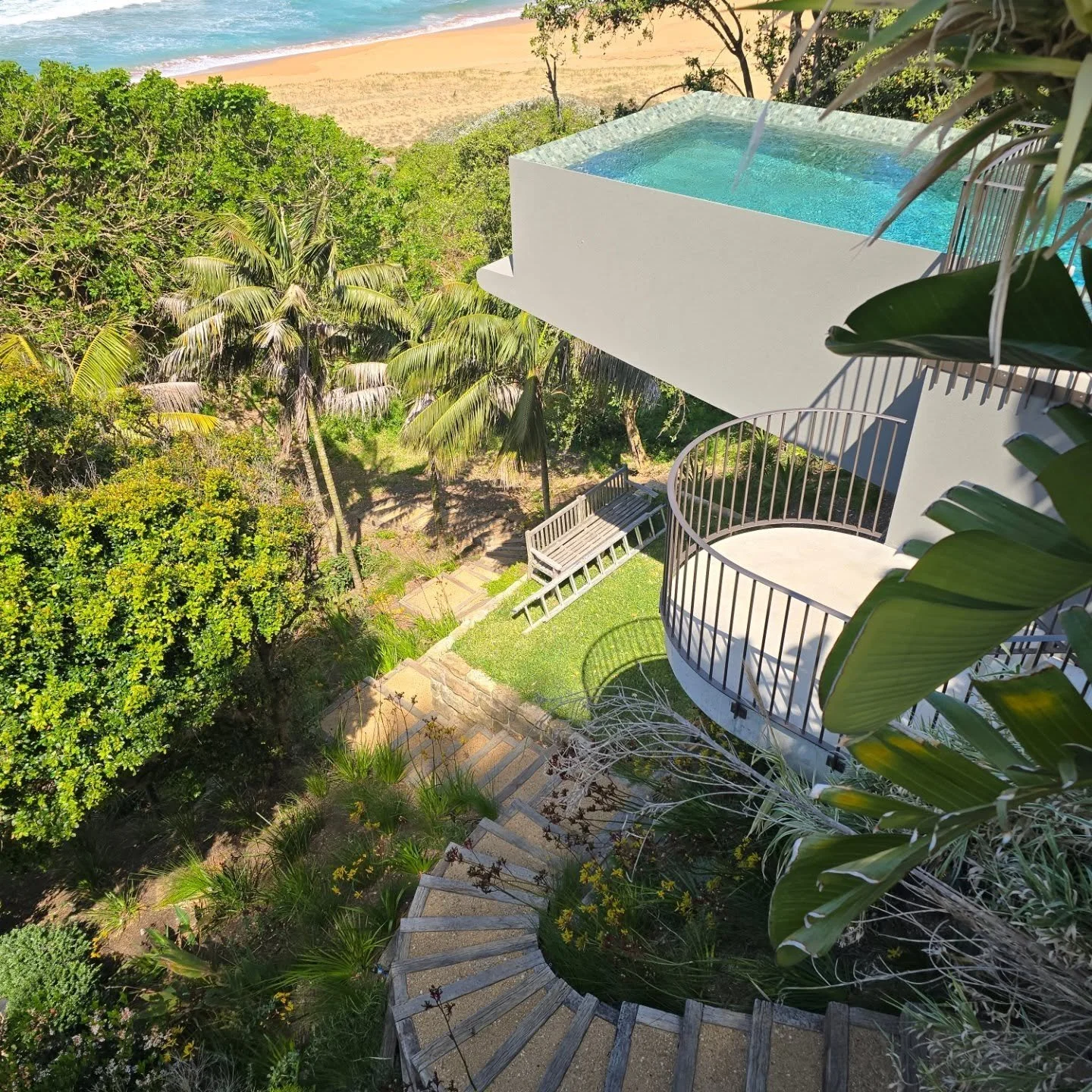 Whaley - Railway sleepers &amp; deco granite stairs, bench, stone walling and Kangaroo Paws blooming.
@dannystephens.art
#landscaping
#landscapesteps
#kangaroopaws