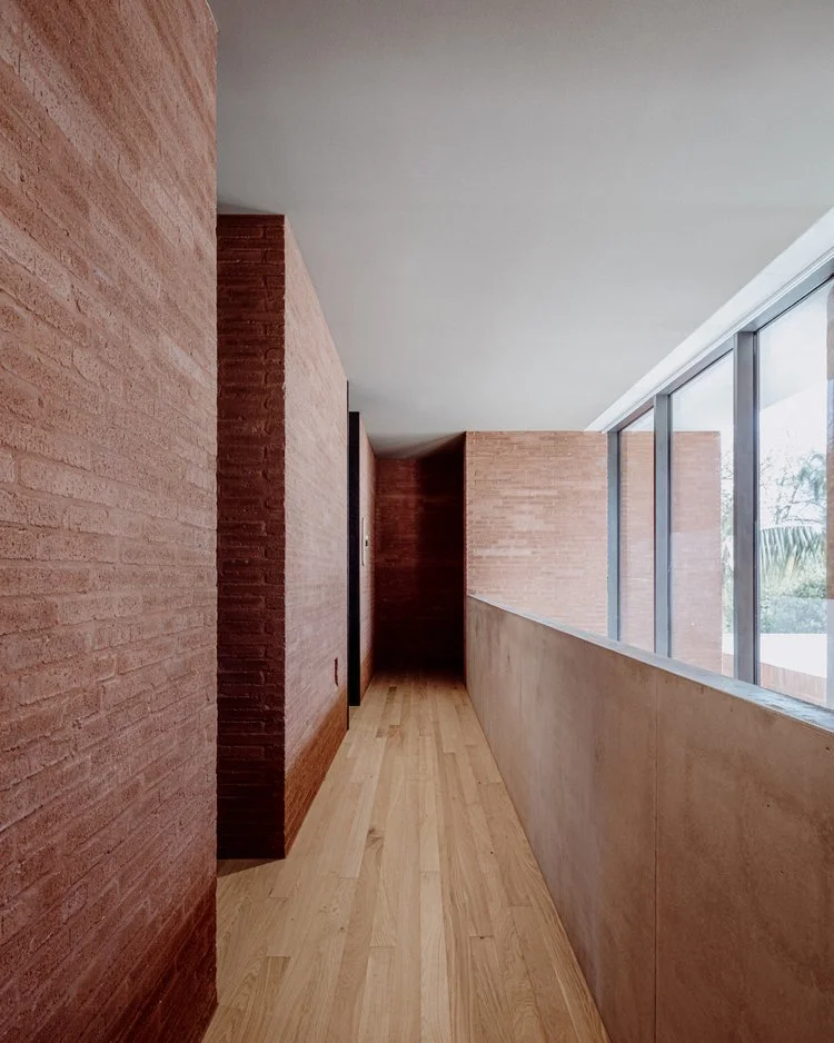 Red-toned thin bricks on wall
