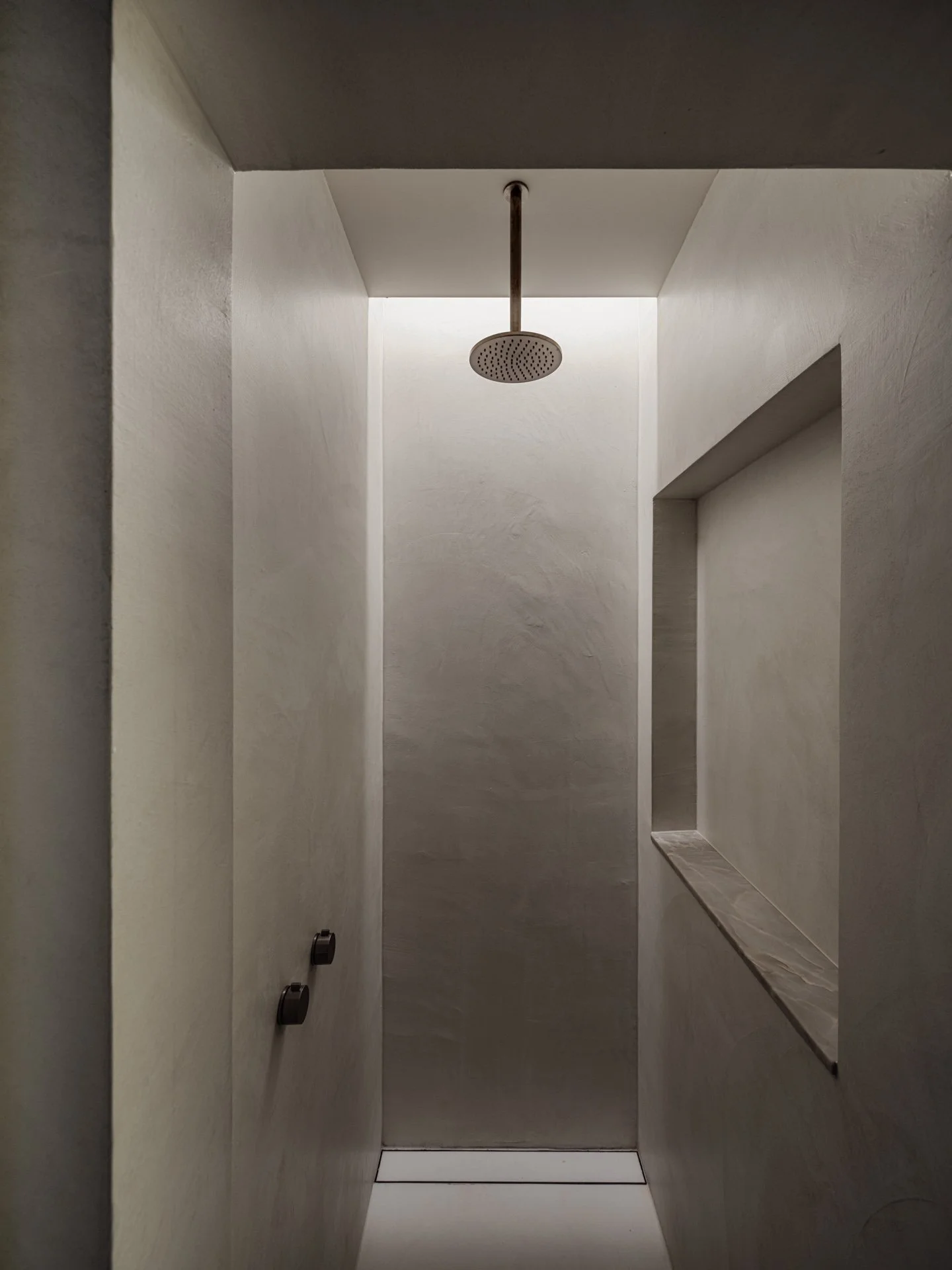 shower with warm-toned microcement walls