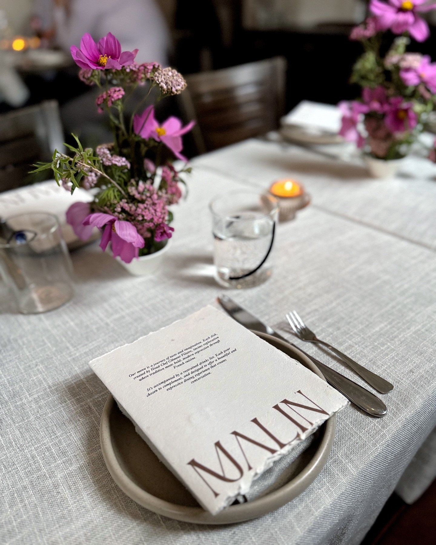 Malin &times; House of Lulu
⠀⠀⠀⠀⠀⠀⠀⠀⠀
Fine food, fine flowers and quiet luxury.
⠀⠀⠀⠀⠀⠀⠀⠀⠀
At Malin, where every dish, and every detail is considered, so too were the flowers for this occasion.
⠀⠀⠀⠀⠀⠀⠀⠀⠀
The cosmos flower on linen, with its slender st