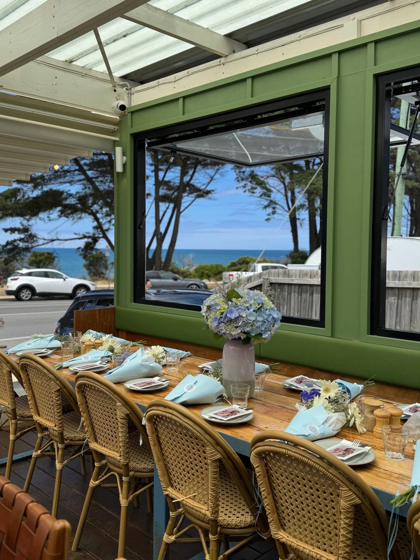 A stunning afternoon on the Surf Coast for @solsistacollective

The brief was to create arrangements that embodied the Sol Sista brand. Coastal, natural, illuminating and down to earth. A colour palette that&rsquo;s fun, considered, and lights you up