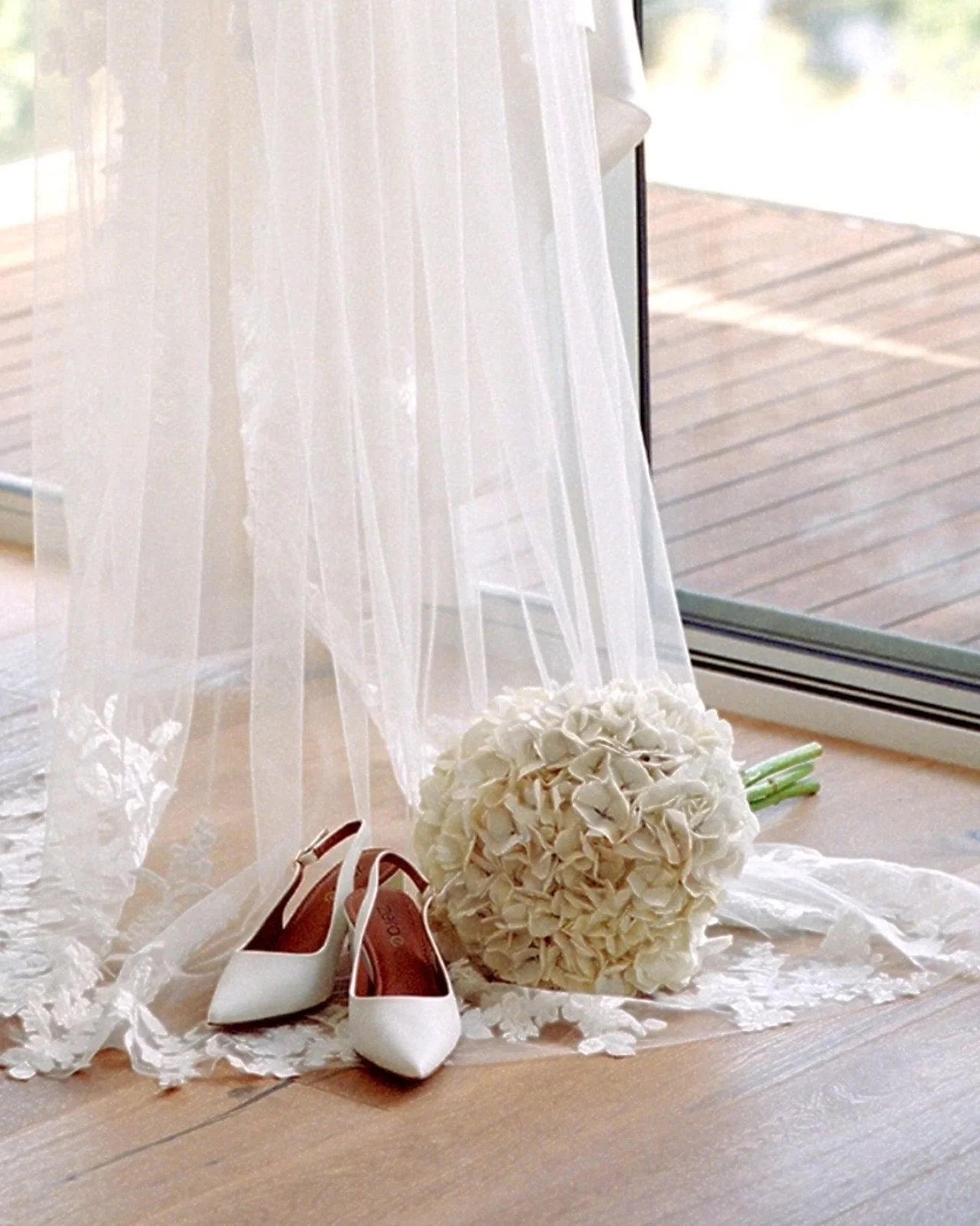 Timeless florals for a modern bride