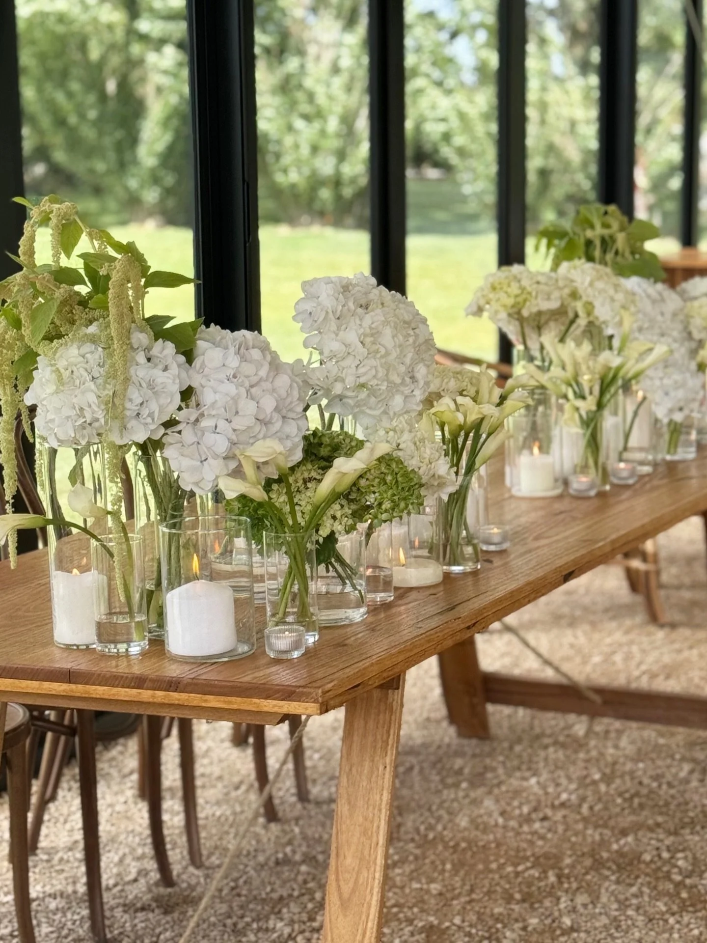 Bridal table florals for a cocktail style wedding 🥂

The floral mood board for Betul and Eammon&rsquo;s wedding day consisted of a range of flower varieties, including..

Calla Lillies
White Hydrangeas 
Green Hydrangeas 
Green Hanging Amaranthus 

T