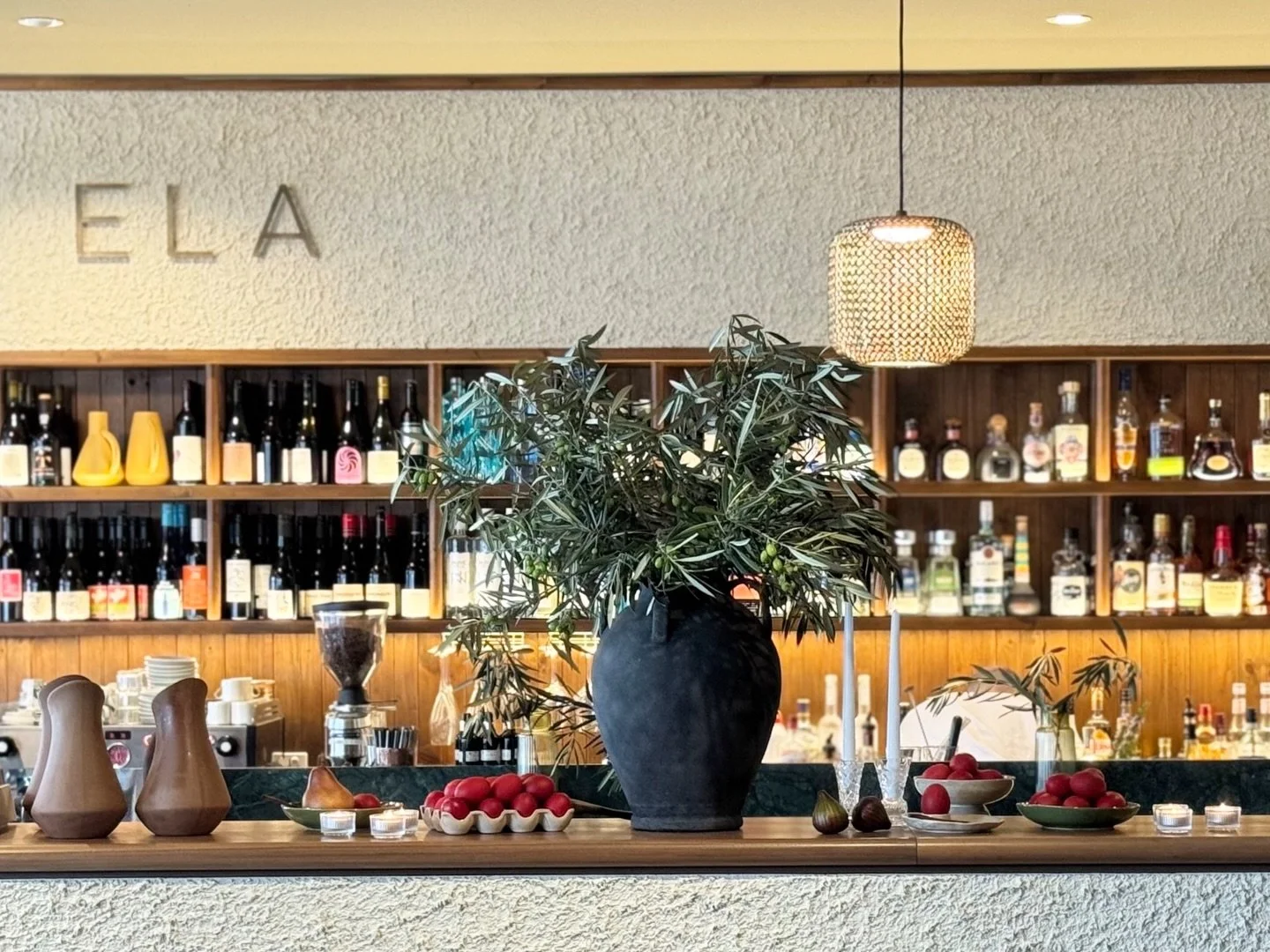 For Greek Easter at Ela, we kept things intentionally minimal.
⠀⠀⠀⠀⠀⠀⠀⠀⠀
A sculptural black vessel anchors the room, filled with loose olive branches that feel both effortless and considered. 

The gesture carries through to each table, where simple 