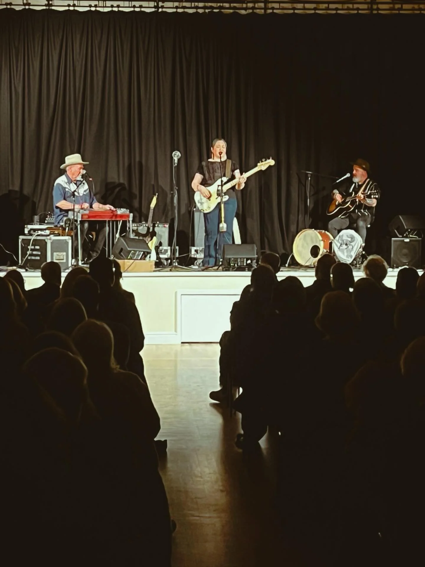 Big Thank You to the wonderful people at Cranborne❤️✌️we had a wonderful evening!🇬🇧 @artsreachdorset #ukruraltouring #indigenousartist