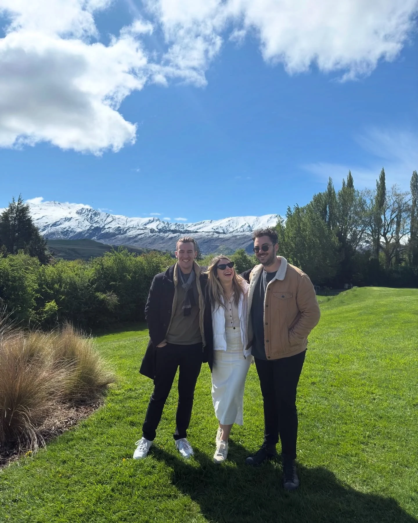 Every view in New Zealand looking like a green screen but always the best photo moments&hellip; Who knew we&rsquo;d catch snow covered mountains at the end of October 🏔️

Still reminiscing over our incredible experience in this incredible country 🥝
