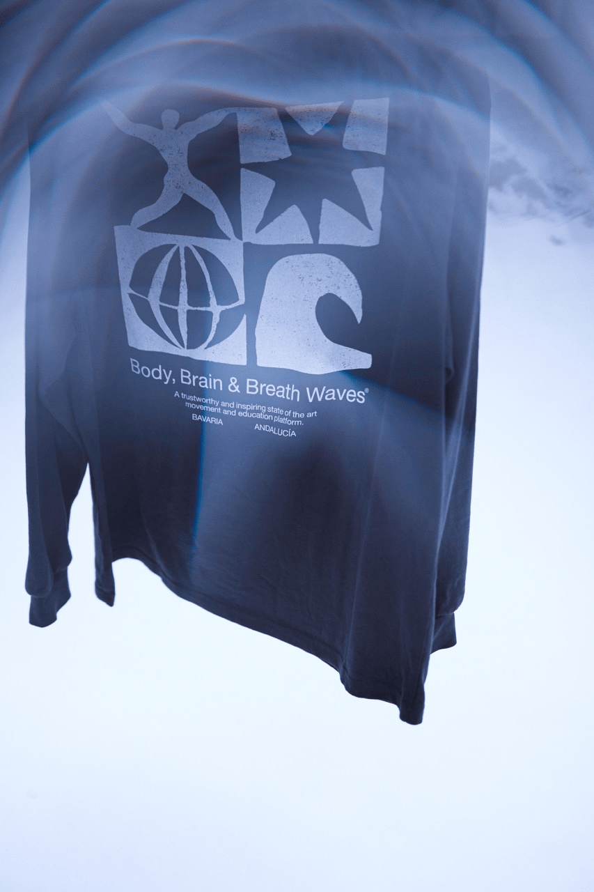 Schwarzer Pullover mit weißem 'Body, Brain & Breath Waves' Logo Print.