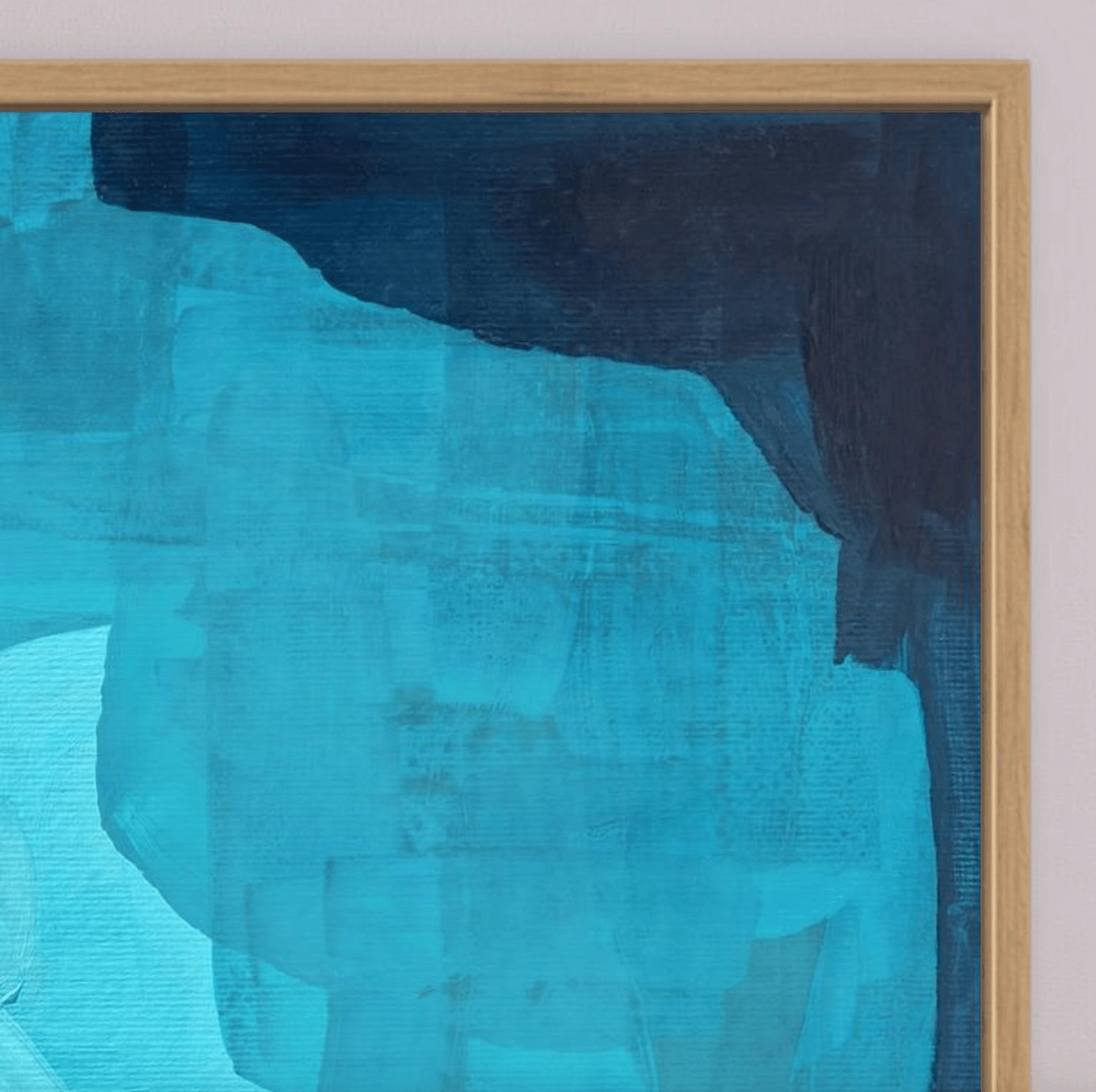Nahaufnahme des Kunstdrucks Sun-drenched Ambition von Birgit Trofer. Fokus auf das faszinierende Zusammenspiel der kühlen Ozeanfarben mit der warmen, organischen Struktur des Eichenholzes.