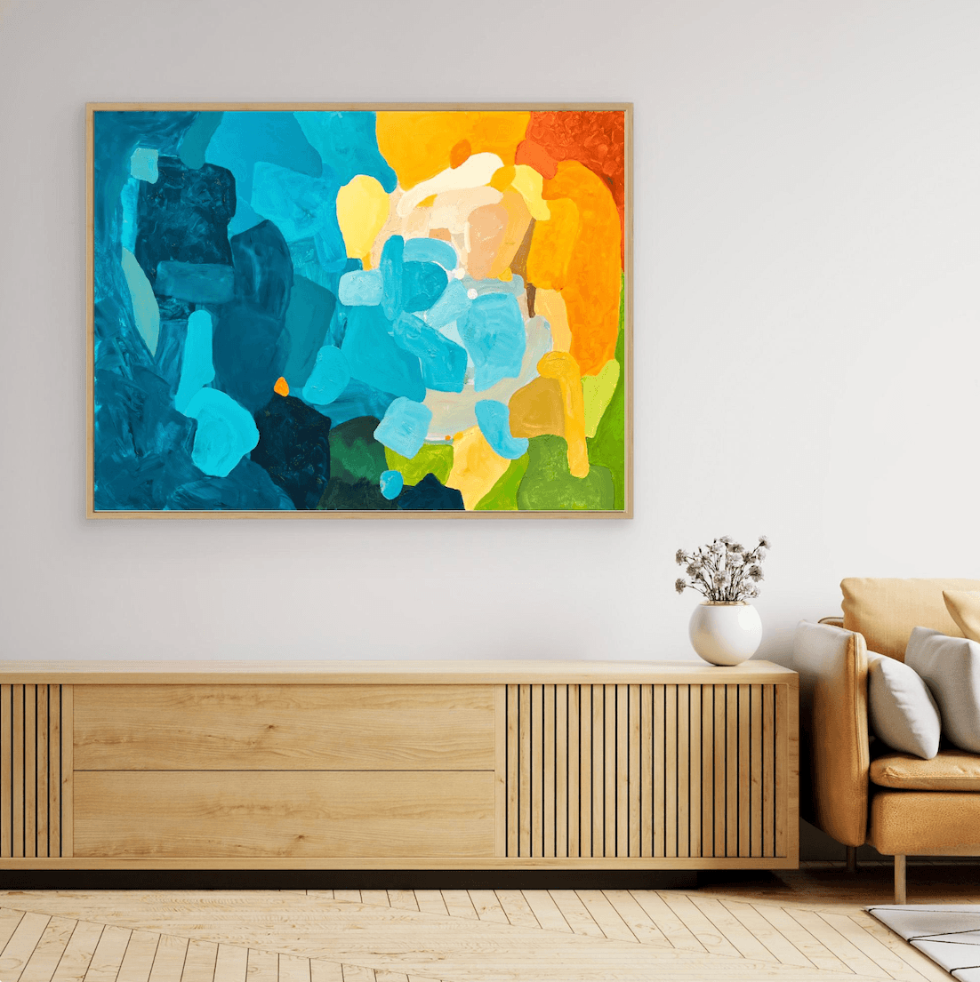 Hochwertiger Kunstdruck Sunset Flow von Birgit Trofer im Eichen-Schattenfugenrahmen über einem passenden Eichenholz-Sideboard, das die warmen Gold-Orange-Töne betont.