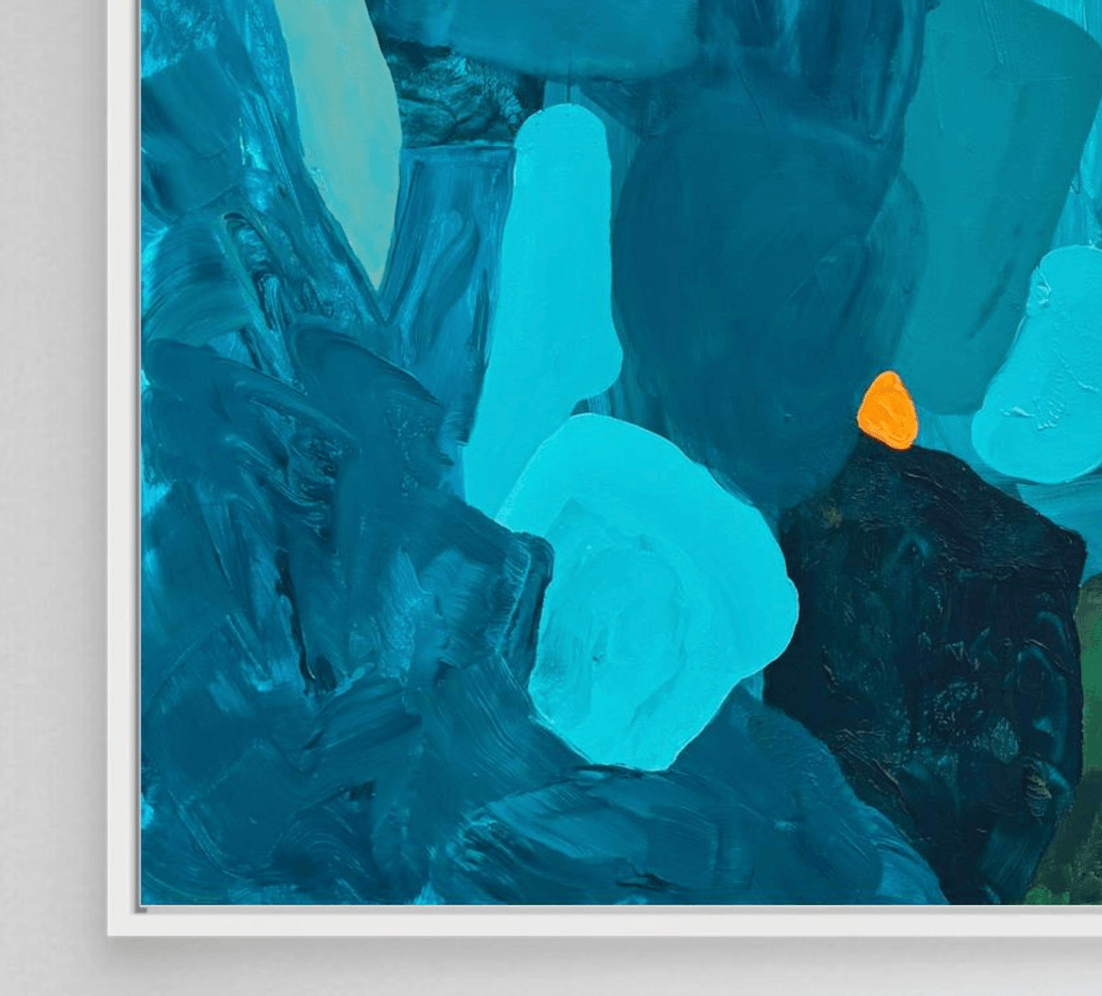 Detailansicht des Fine Art Prints Sunset Flow von Birgit Trofer. Fokus auf die tiefe Farbpracht aus Blau und Gold sowie den präzisen Übergang zum weißen Schattenfugenrahmen.