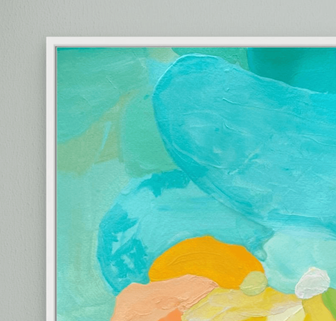 Detailansicht des Fine Art Prints Shoreline Clarity von Birgit Trofer. Fokus auf die feine Farbpracht und den harmonischen Übergang zum weißen Schattenfugenrahmen.