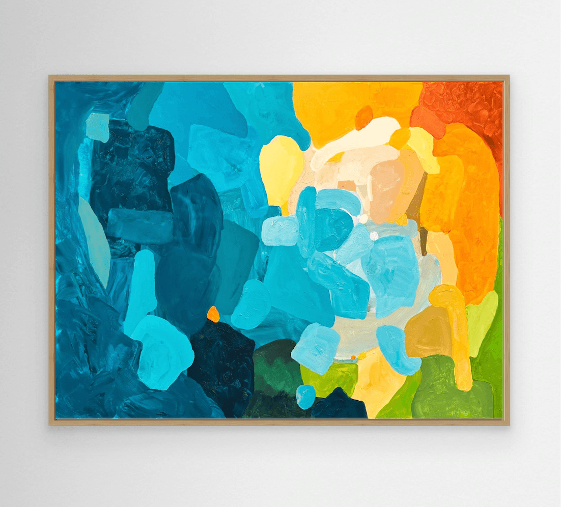 Zeitgenössischer Kunst-Druck auf Leinwand mit dem Titel  Sunset Flow von Birgit Trofer, harmonisch präsentiert in einem hochwertigen Schattenfugenrahmen aus Eiche natur, Frontansicht.