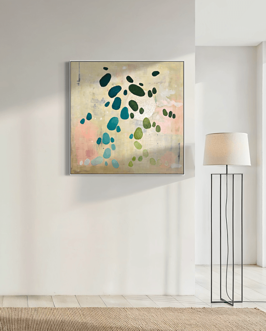 Das Kunstwerk Inventing New Ground aus der Serie Dancing Palette von Birgit Trofer in einem hellen modernen Wohnzimmer mit natürlichem Lichteinfall, das die unterschiedlichen Farbnuancen perfekt zur Geltung bringt und das Blattgold scheinen lässt.