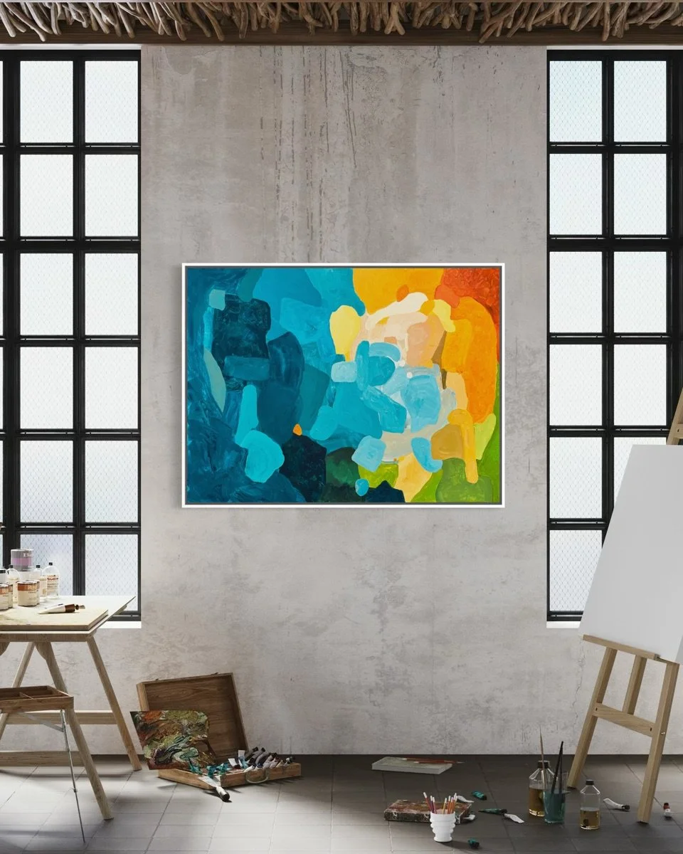 Blick ins Atelier von Birgit Trofer: Das abstrakte Gemälde Sunset Flow in der Frontalansicht, platziert zwischen zwei großen Studiofenstern im modernen Loft-Stil.