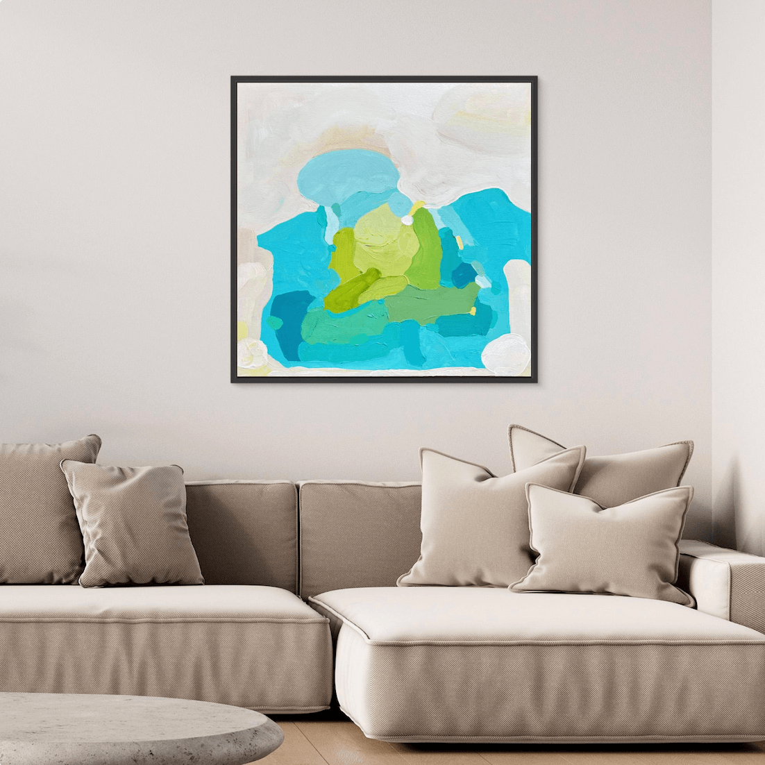 Vom Meer inspiriertes Bild der Künstlerin Birgit Trofer, im schwarzen Holzrahmen, im Wohnzimmer oberhalb einer gemütlichen Couch.
