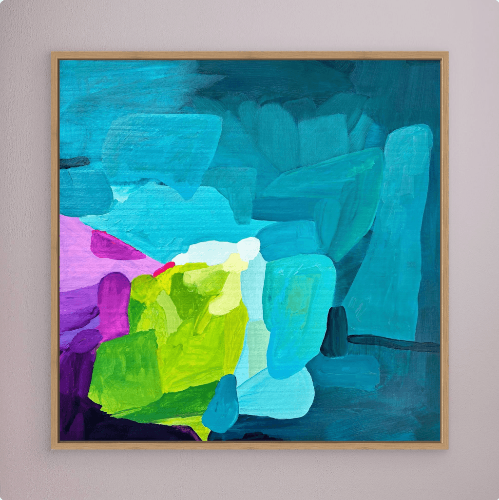 Zeitgenössischer Kunst-Druck Deep Swell von Birgit Trofer, harmonisch präsentiert in einem hochwertigen Schattenfugenrahmen aus Eiche natur, Frontansicht.
