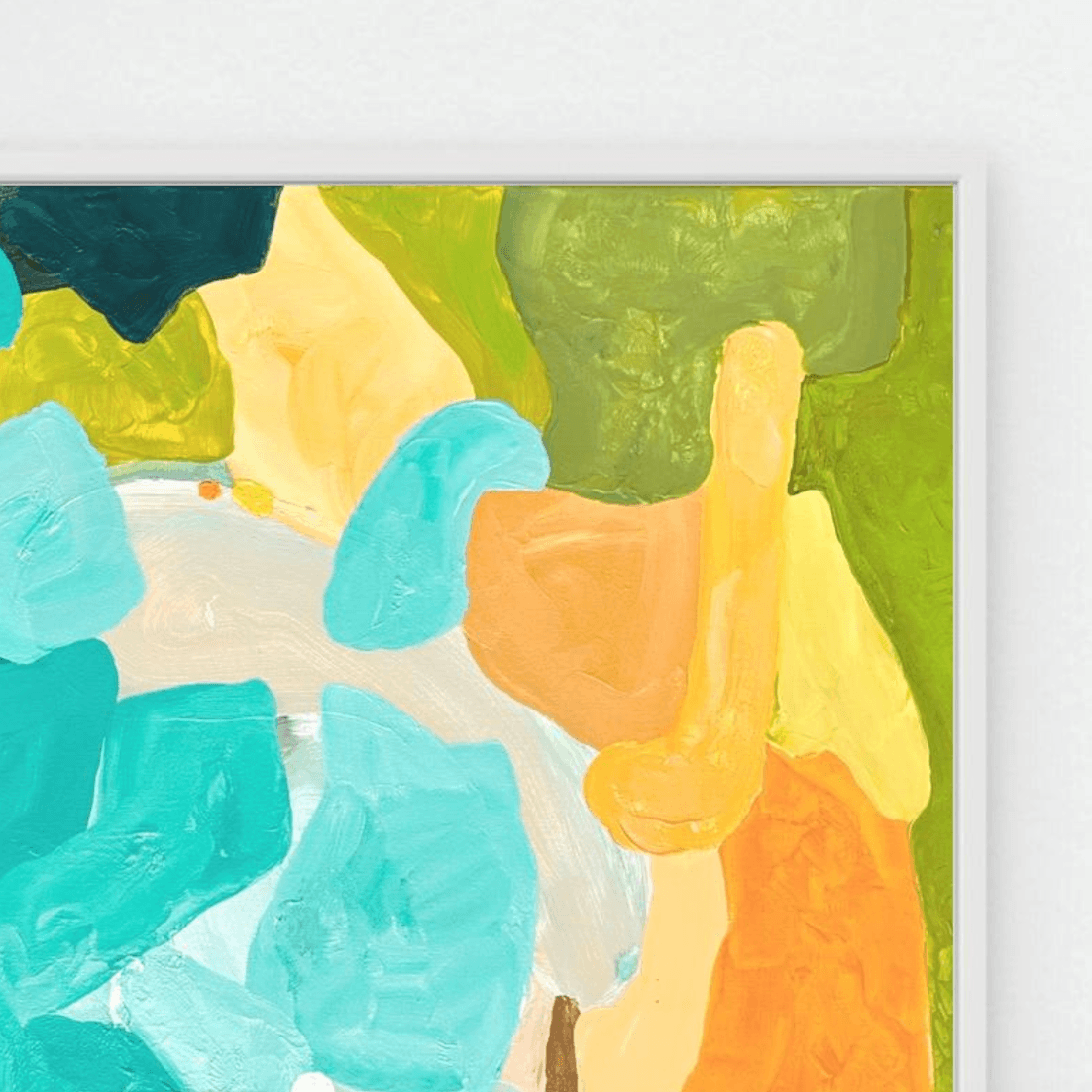 Detailaufnahme des Fine Art Prints Amber Perspective von Birgit Trofer. Fokus auf die hochpigmentierten Farben und die edle Struktur der Künstlerleinwand im weißen Schattenfugenrahmen.
