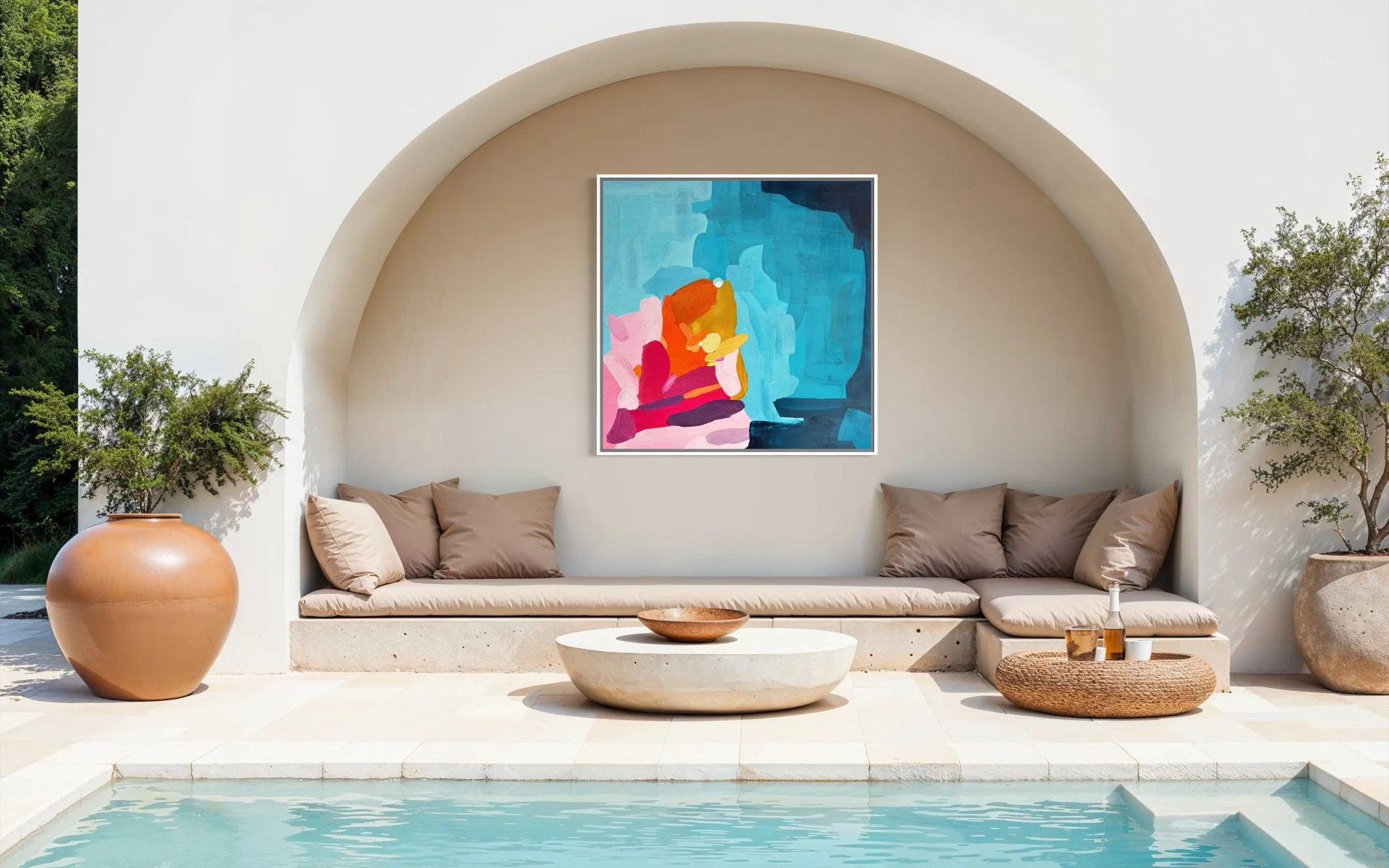Großformatiges abstraktes Gemälde von Birgit Trofer als sommerlicher Blickfang an der Wand einer eleganten Lounge-Sitzecke direkt am Pool.