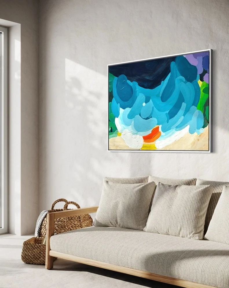 Abstraktes Gemälde Luminous Tide von Birgit Trofer über einer Couch in der Seitenansicht. Hochwertige Wandgestaltung mit fühlbarer maritimer Energie für anspruchsvolle Räume.