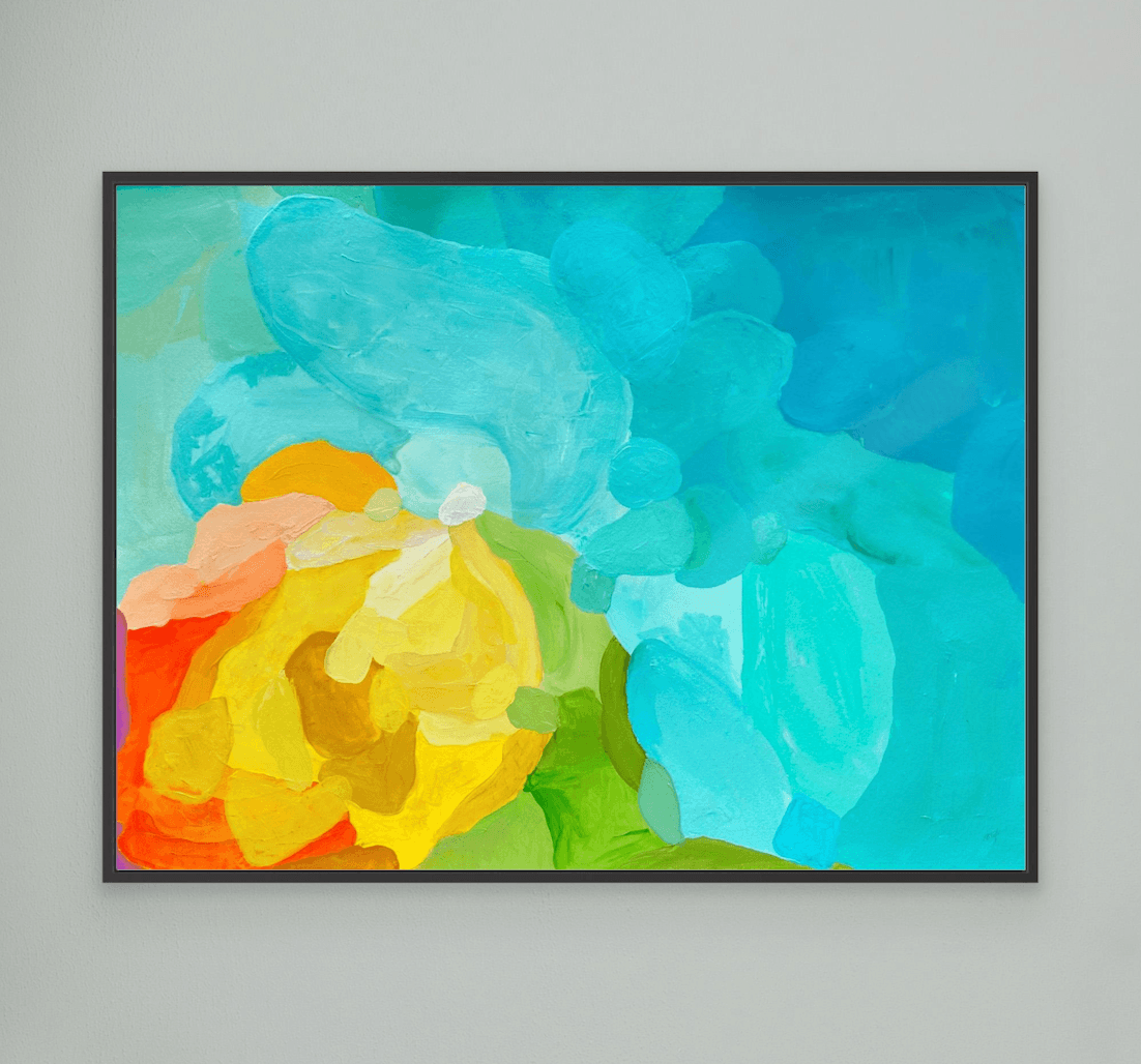 Zeitgenössischer Kunst-Druck Shoreline Clarity von Birgit Trofer, edel präsentiert in einem kontrastreichen, schwarzen Schattenfugenrahmen, Frontansicht.