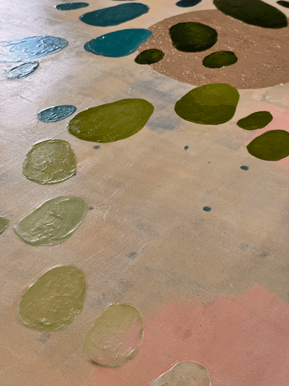Detail-Foto des Originalwerks Scope of Choice der Serie Dancing Palette, auf dem die Details der Farbübergänge von pastelligem Salbeigrün bis zu tiefem Tannengrün sichtbar sind, neben dem champagnerfarbenen Blattgold, im Studio von Birgit Trofer.