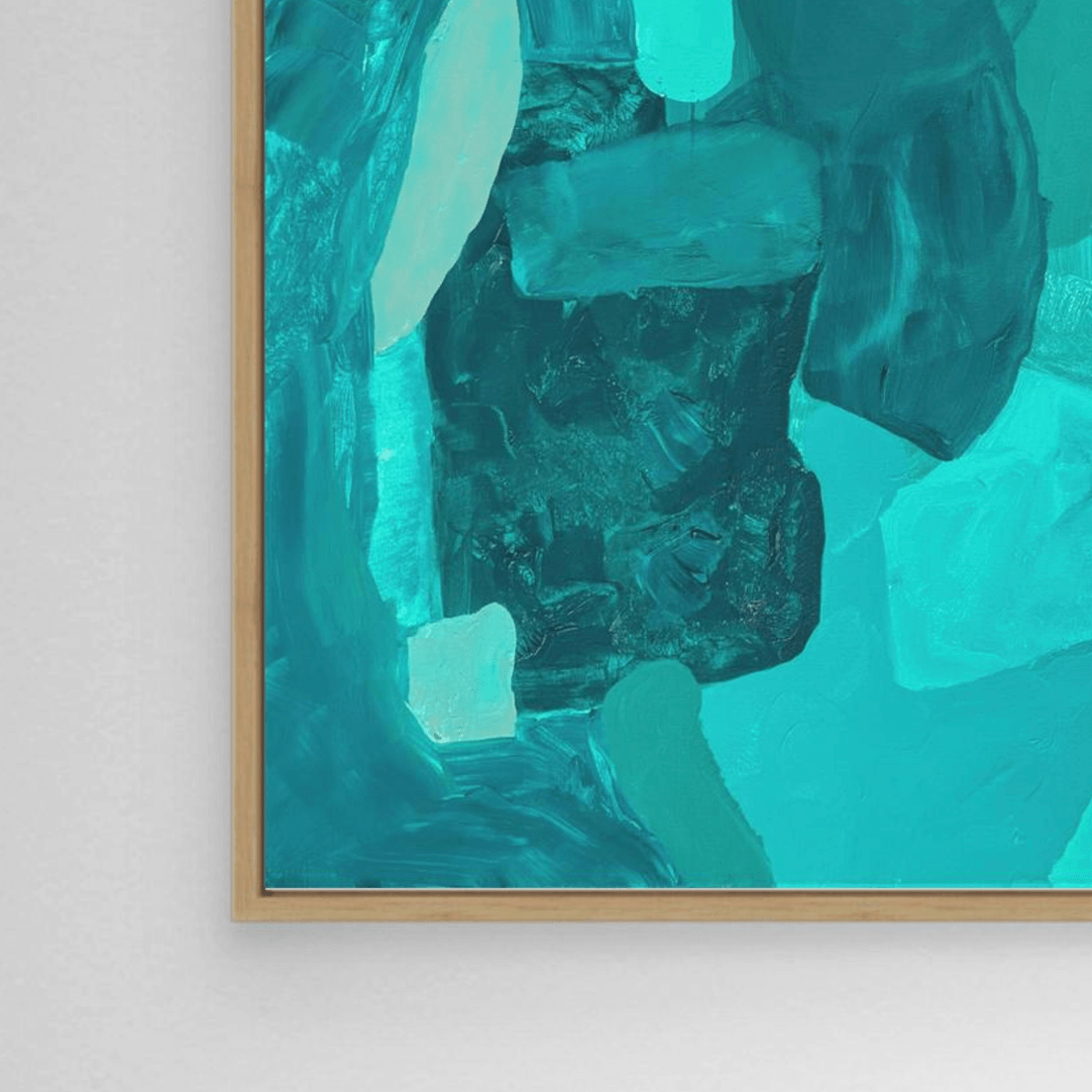 Nahaufnahme des Kunstdrucks Amber Perspective von Birgit Trofer. Fokus auf die präzise Verarbeitung des handgefertigten Schattenfugenrahmens aus Eiche natur.