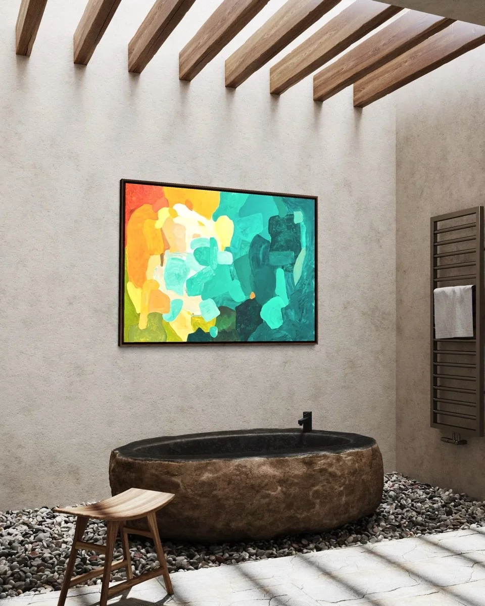 Großformatiges Kunstwerk von Birgit Trofer an einer zart fliederfarbenen Sichtbetonwand im exklusiven mediterranen Badezimmer mit freistehender brauner Badewanne.