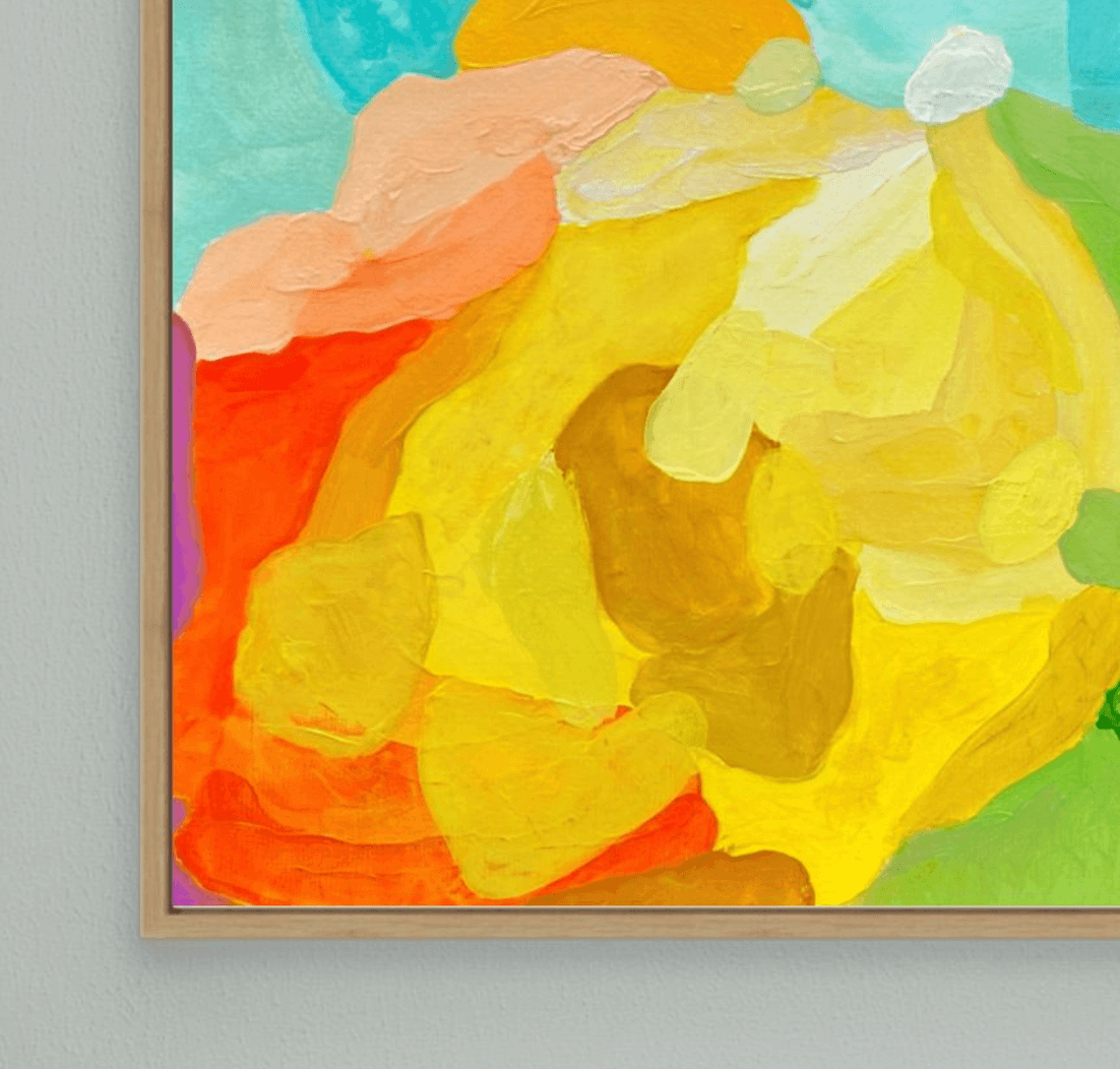 Nahaufnahme des Kunstdrucks Shoreline Clarity von Birgit Trofer. Fokus auf die organische Verbindung der kühlen Farbschichten mit dem warmen Eichenholz-Rahmen.