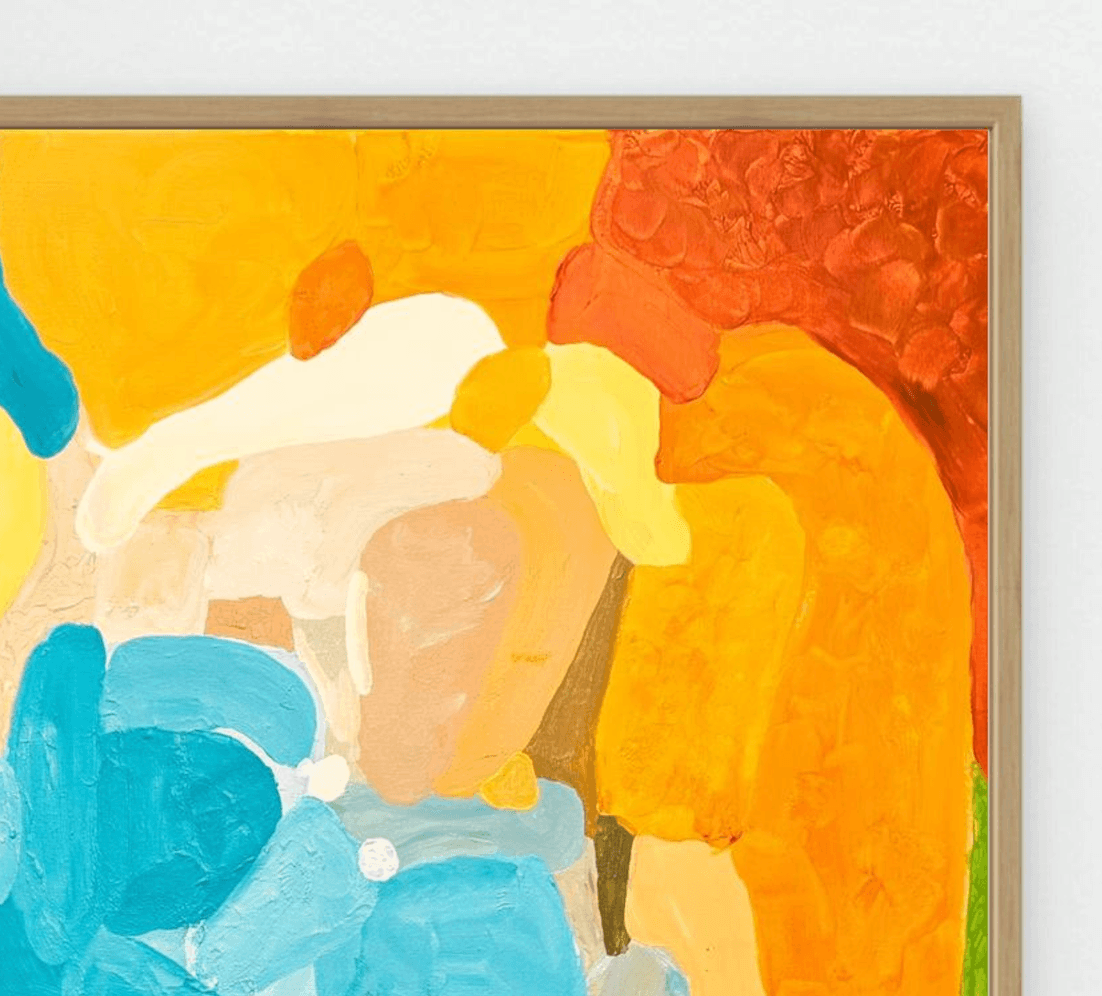Nahaufnahme des Kunstdrucks Sunset Flow von Birgit Trofer. Fokus auf das harmonische Zusammenspiel der orange-goldenen Pigmente mit der organischen Struktur des Eichenholzes.