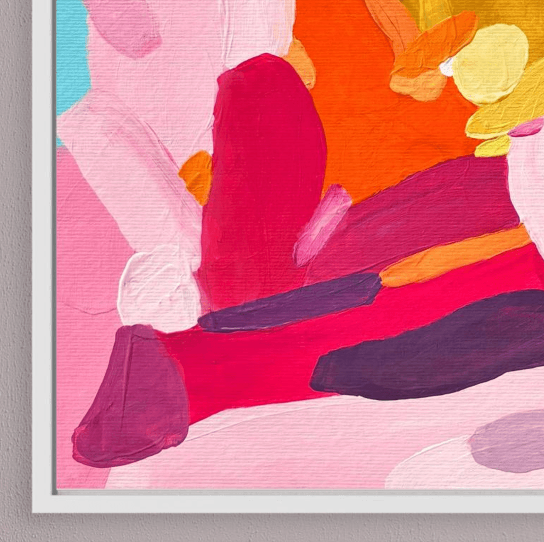 Detailansicht des Fine Art Prints Sun-drenched Ambition von Birgit Trofer. Fokus auf die hochpigmentierte Pracht der Pink- und Orangetöne sowie den präzisen Übergang zum weißen Schattenfugenrahmen.