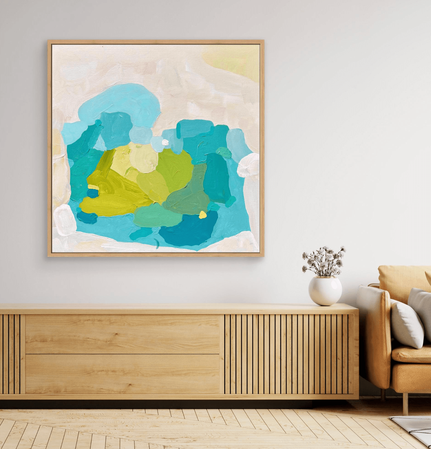 Zeitgenössisches abstraktes Kunstwerk Aquamarine Muse von Birgit Trofer im Schattenfugenrahmen Eiche natur, an einer Wand im Wohnzimmer oberhalb eines Regals.