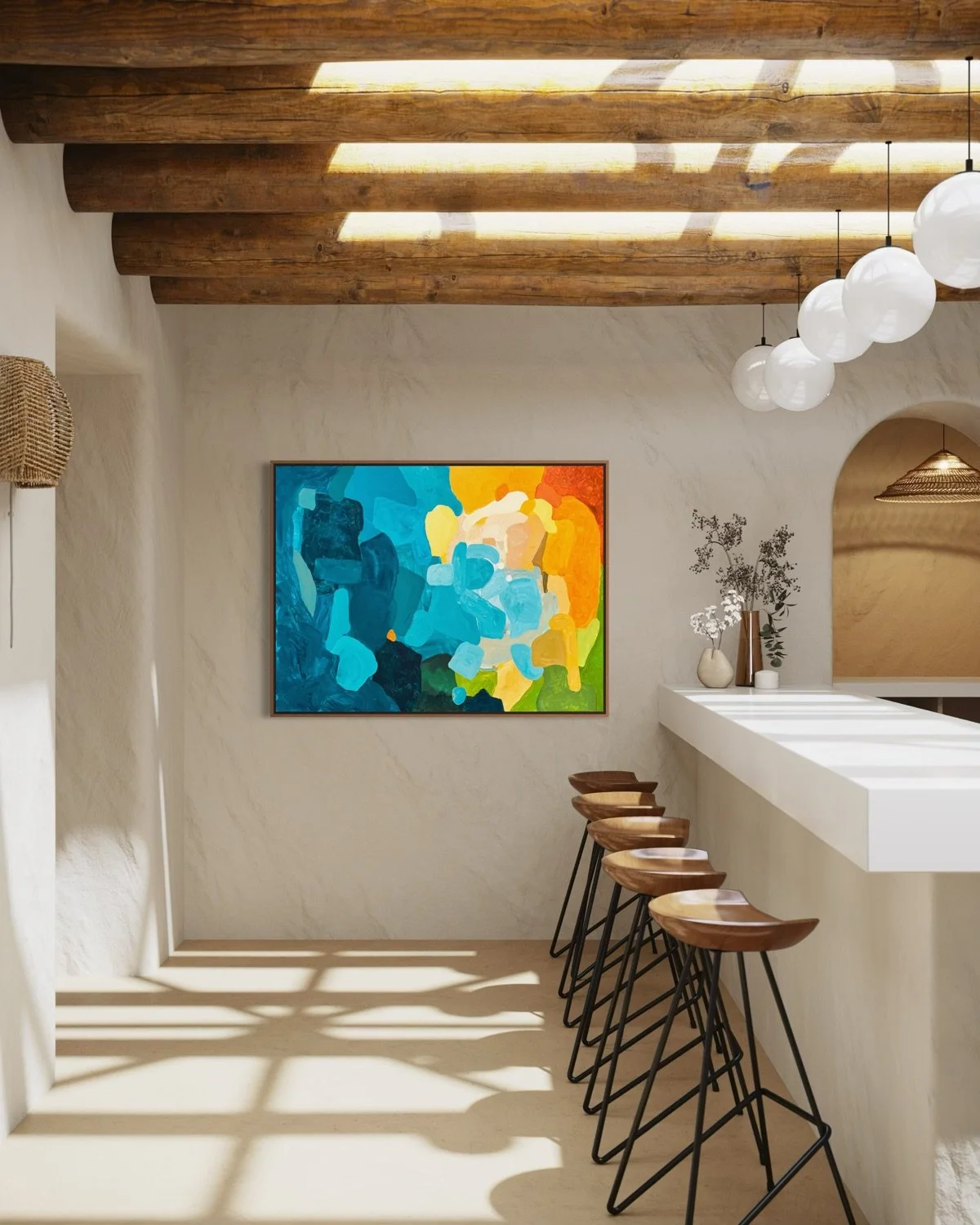 Großformatiges Kunstwerk Sunset Flow von Birgit Trofer als eleganter Blickfang an einer hellen Wand in einer modernen, lichtdurchfluteten mediterranen Restaurant-Bar.