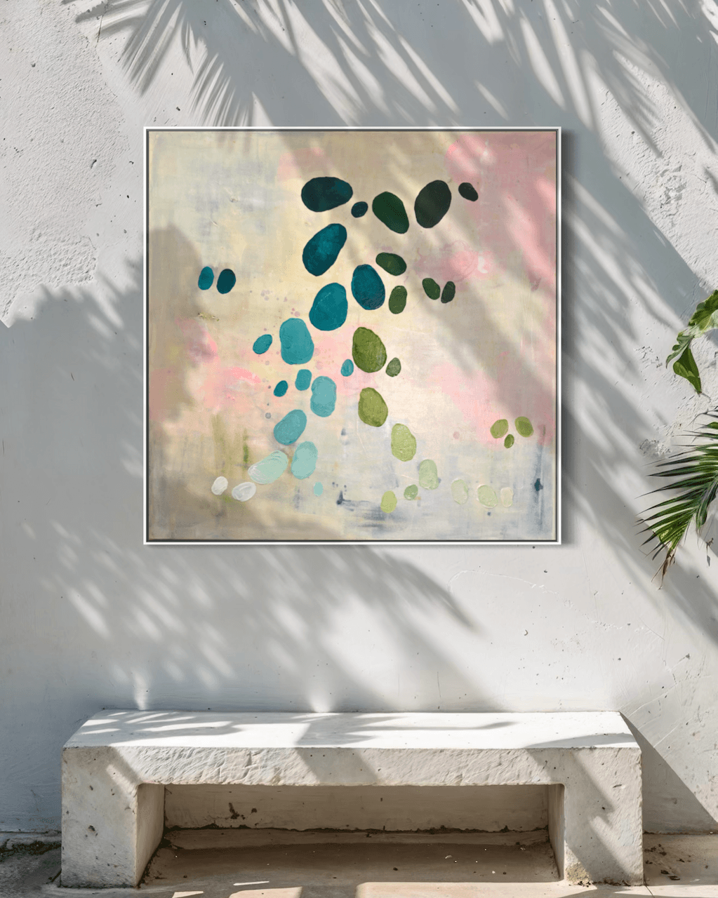 Measuring Light, ein originales, abstraktes Kunstwerk von Birgit Trofer aus der Serie Dancing Palette, das auf einer Wand aus Sichtbeton hängt, im überdachten Gartenbereich, von Palmen umgebend, deren Schatten schöne Lichtspiele auf dem Bild erzeugt.