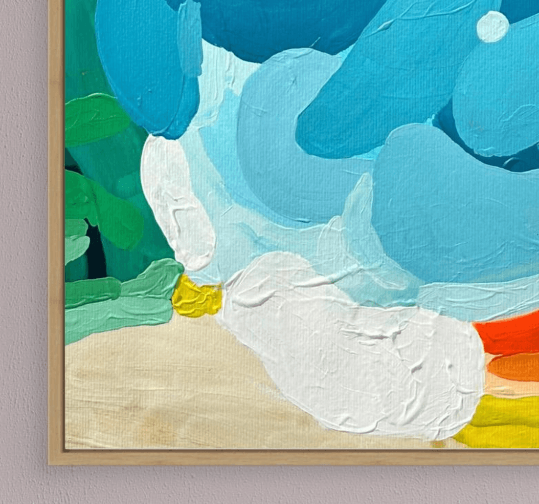Nahaufnahme des Kunstdrucks Luminous Tide von Birgit Trofer. Fokus auf das Zusammenspiel der lichten Meeresfarben mit der organischen Struktur des Eichenholzes.