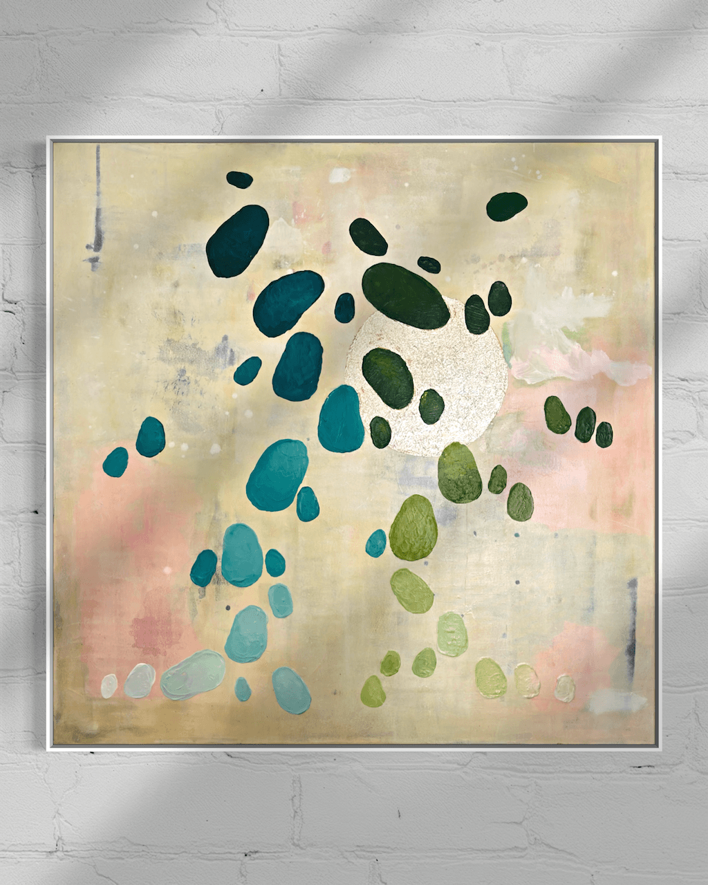 Originales abstraktes Kunstwerk von Birgit Trofer aus der Serie Dancing Palette, an einer weißen Ziegelwand nebem einem Fenster, das Lichtstrahlen hereinlässt, die das Blattgold und die feinen Farbnuancen zur Geltung bringen.