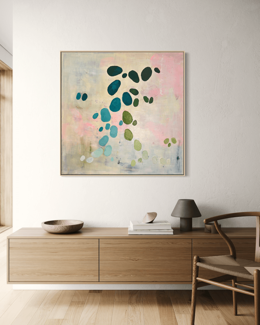 Original abstraktes Kunstwerk aus der Serie Dancing Palette von Birgit Trofer, im eleganten Wohnzimmer oberhalb eines Sideboards aus Eichenholz.