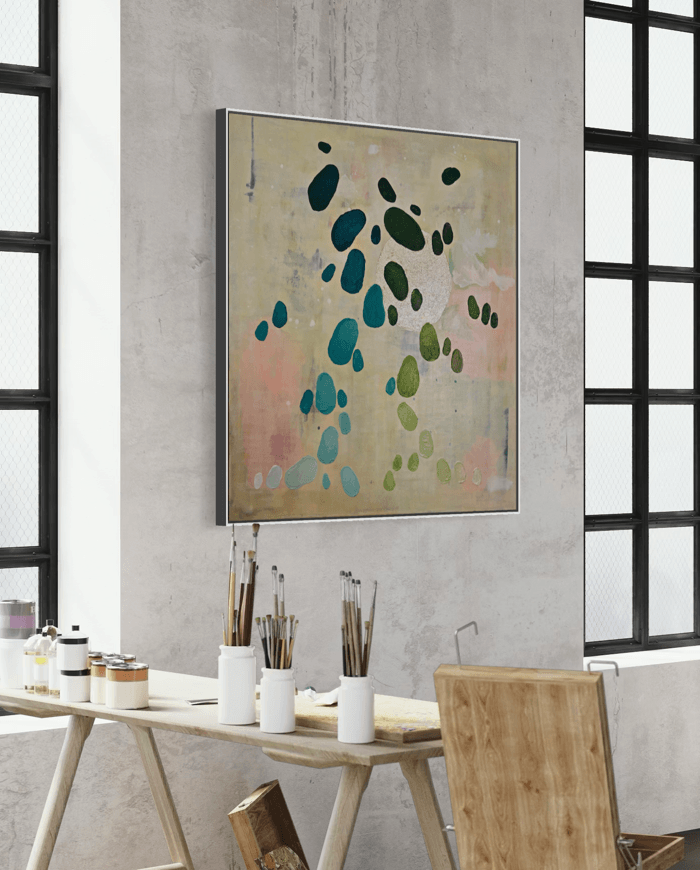 Das Werk Inventing New Ground aus der Serie Dancing Palette im Studio an einer Wand aus Sichtbeton, zwischen Pinseln und Malutensilien.