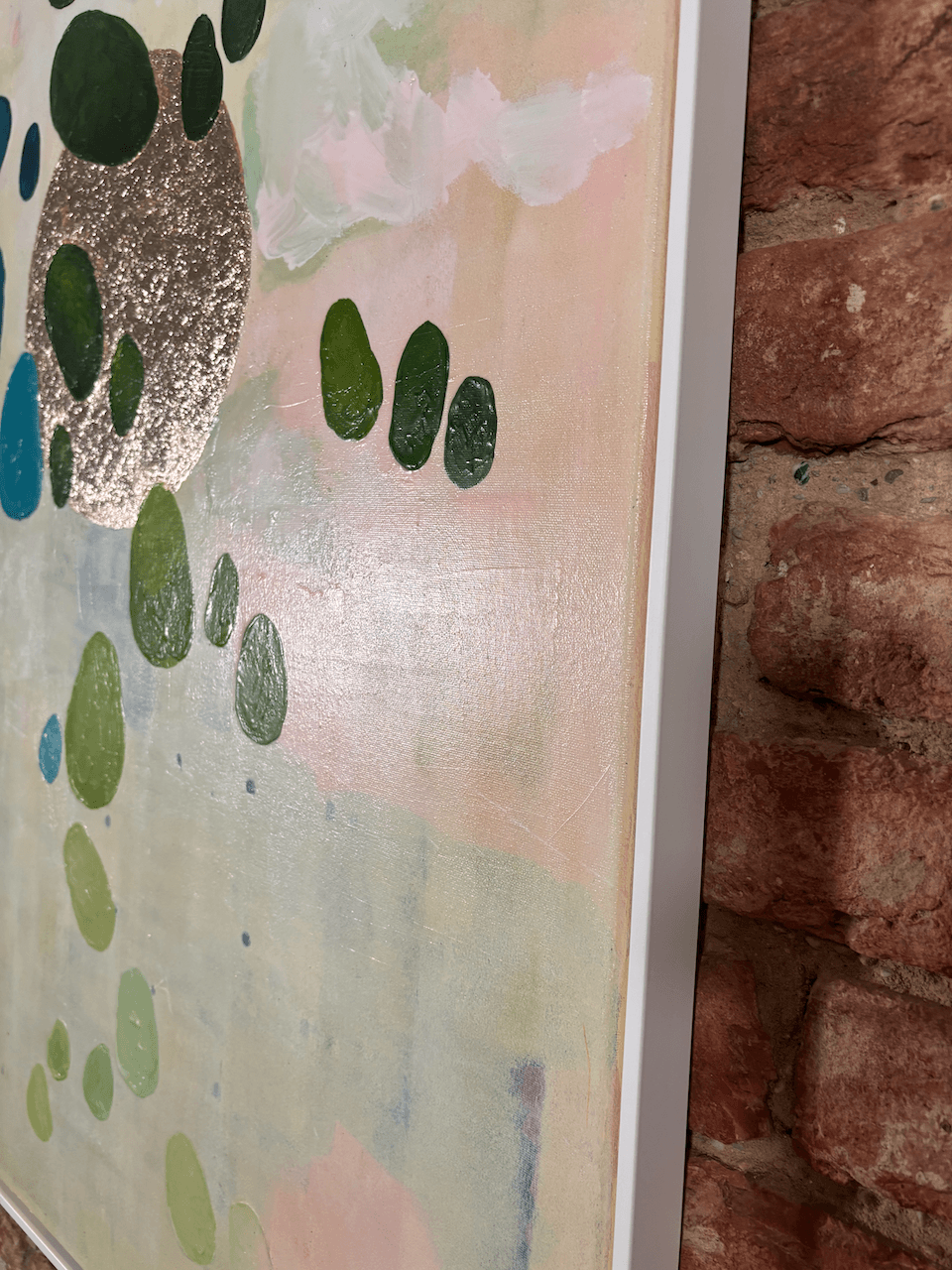 Detail-Foto des Bildes Inventing New Ground aus der Serie Dancing Palette, während einer Kunstausstellung, bei der das Blattgold und die unterschiedlichen Farbnuancen zur Geltung kommen.