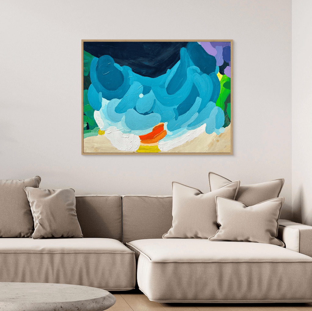Hochwertiger Kunstdruck auf Leinwand mit dem Titel Luminous Tide von Birgit Trofer im Eichen-Schattenfugenrahmen als maritimer Blickfang über einer gemütlichen Couch in neutralen Farben.