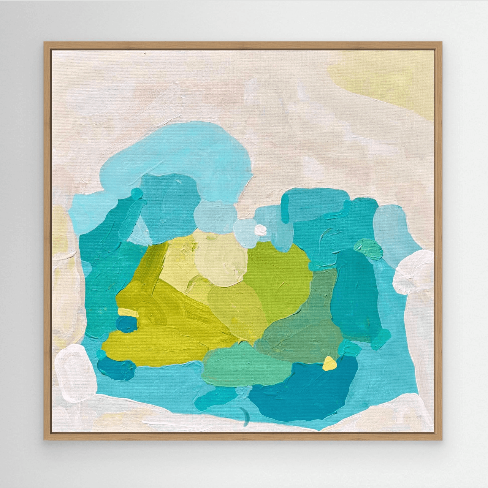 Frontalansicht des abstrakten Bildes der Serie The Balearic Shift, inspiriert von der Kraft des Meeres und der Küsten, von Birgit Trofer, im Holzrahmen in Eiche natur, an einer grauen Wand.