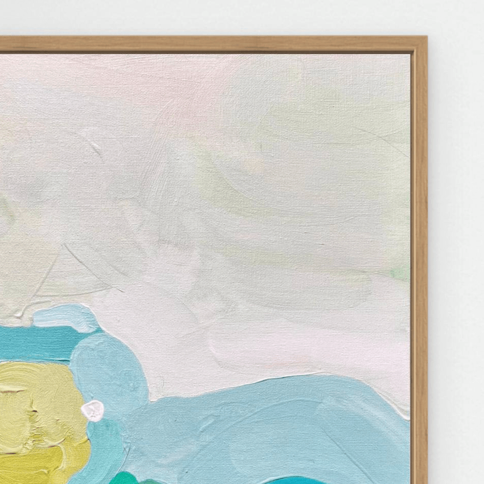 Detail des Gemäldes Ocean Retreat, inspiriert von Sonne, Strand und Meer, von Birgit Trofer, im Schattenfugenrahmen aus Eiche.