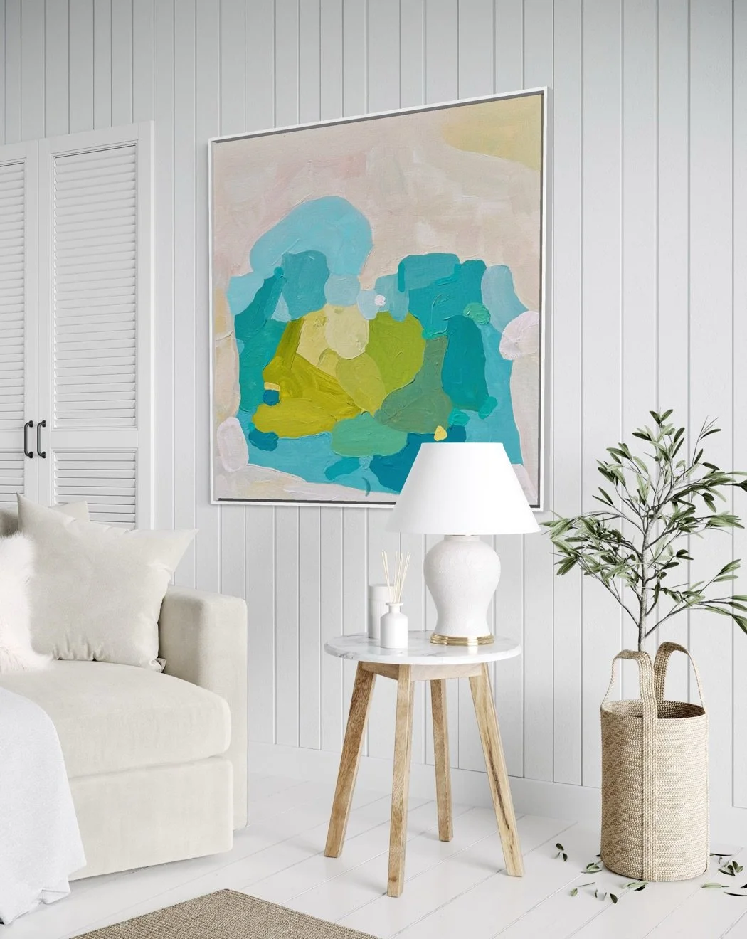 Abstraktes Kunstwerk aus der Kollektion The Balearic Shift der österreichischen Malerin Birgit Trofer, in einem minimalistischem mediterranen Wohnzimmer, lichtdurchflutet, hell und gemütlich.