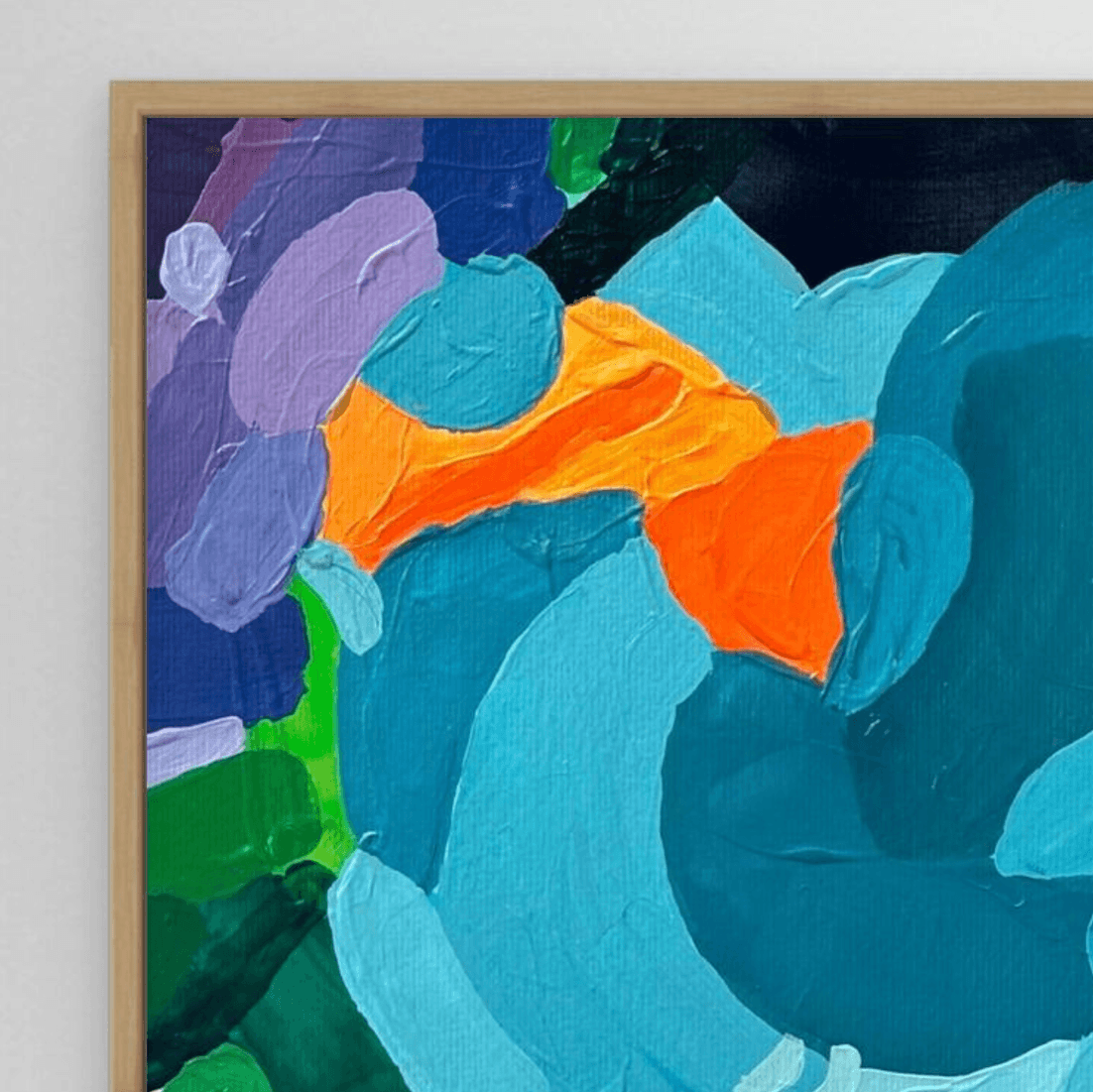 Nahaufnahme des Kunstdrucks Tidal Shift von Birgit Trofer. Fokus auf das harmonische Zusammenspiel der vielschichtigen Farben mit der organischen Struktur des Eichenholzes.