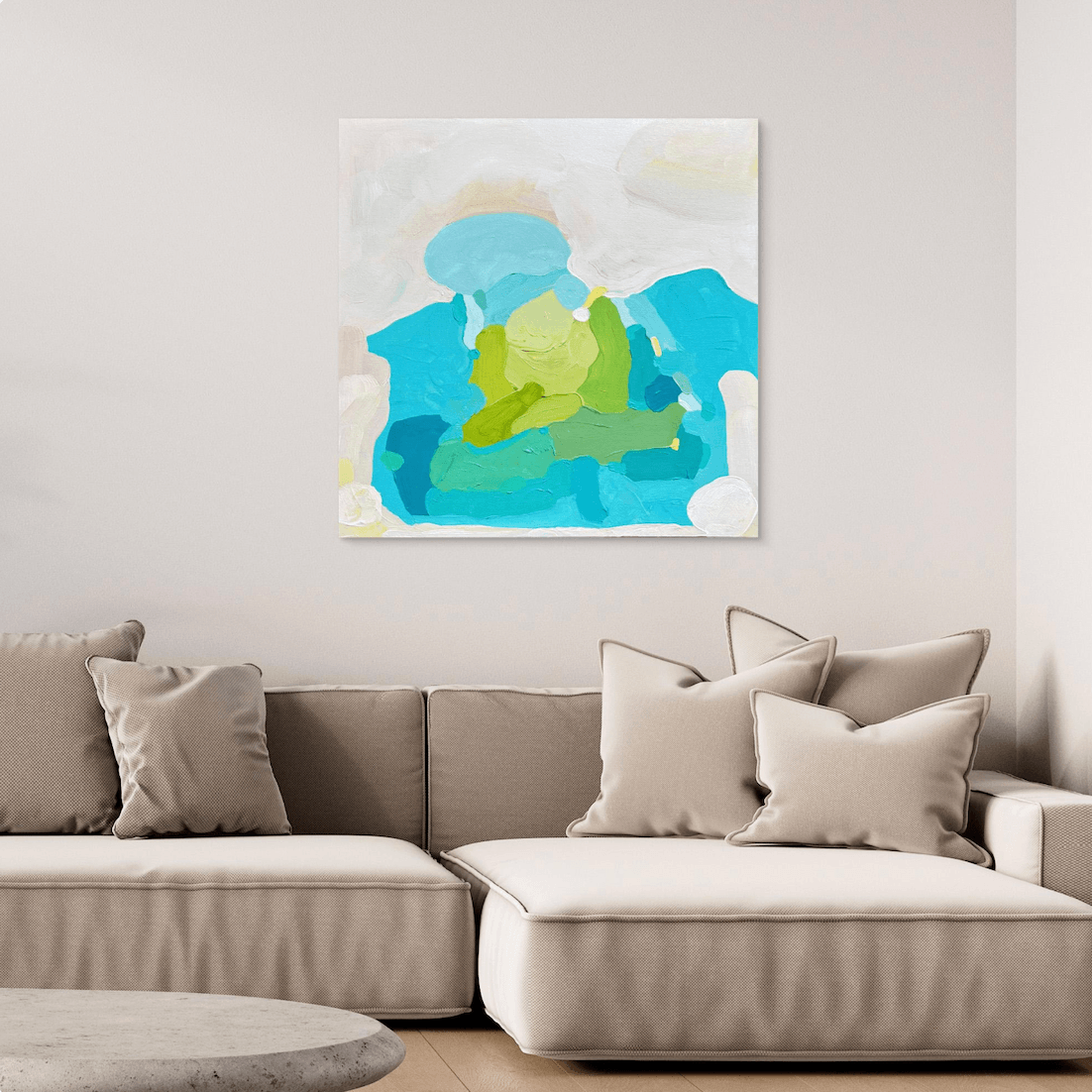 Abstraktes Bild, inspiriert von den Farben des Meeres und des Strandes in Blau, Türkis, Beige, im neutral hellen Wohnzimmer oberhalb einer gemütlichen Couch.