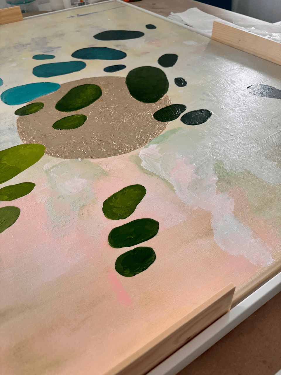 Kunstwerk Scope of Choice aus der Serie Dancing Palette der Malerin Birgit Trofer, im Studio während des Rahmens mit Spacer Bars zwischen Bild und Schattenfugenrahmen, um den perfekten Sitz des Rahmens zu gewährleisten.